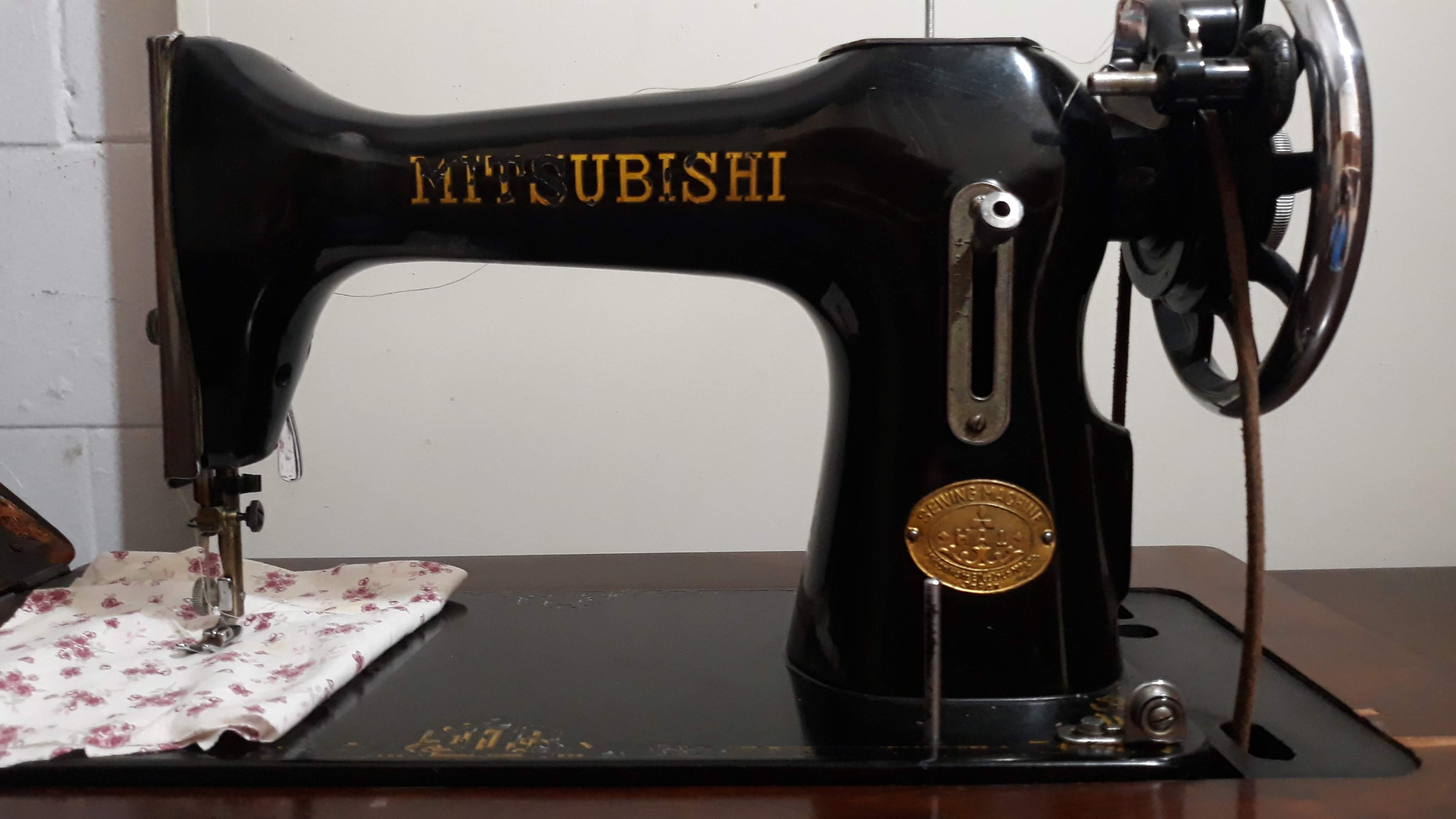 Maquina de Costura Mitsubishi com gabinete - funcionando 