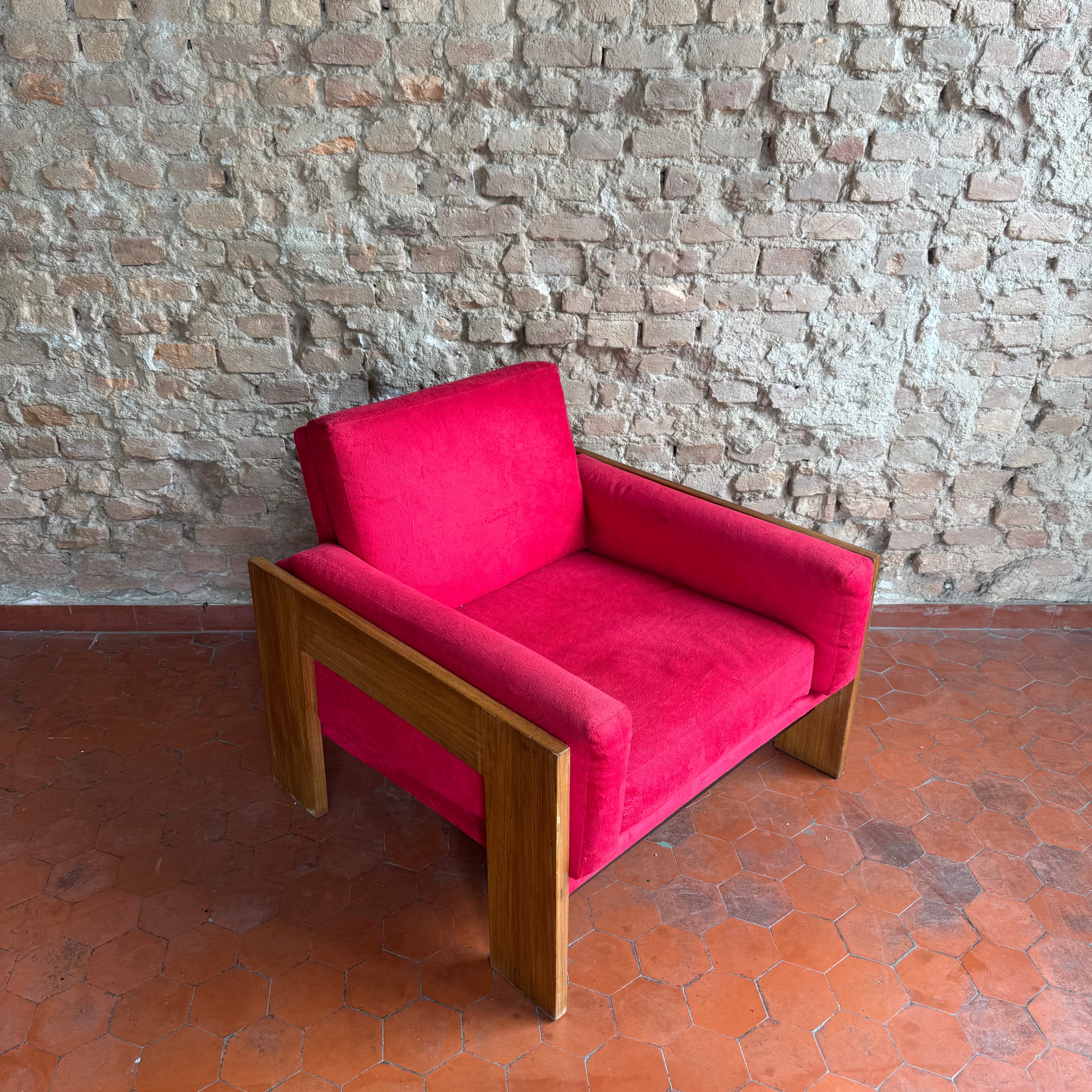 Poltrona em madeira clara e estofado vermelho - anos 70