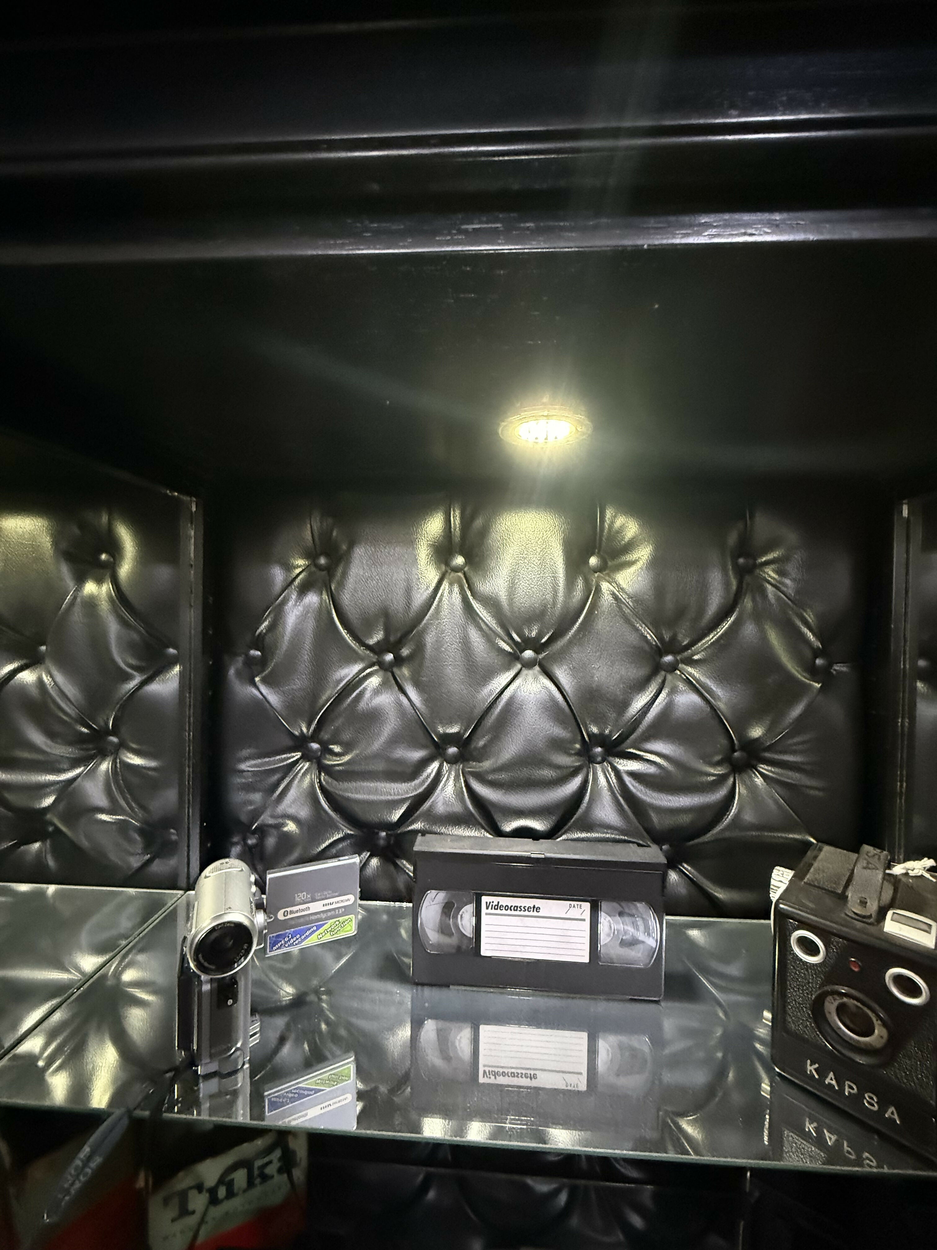 Móvel Antigo em Madeira Maciça – Customizado | Vitrine Iluminada de Destaque