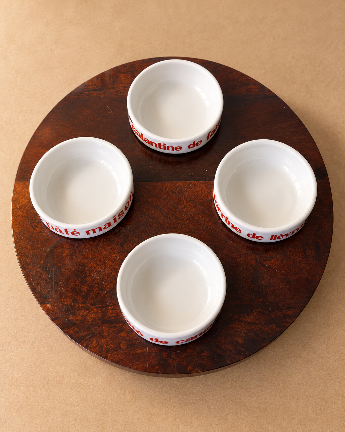 Conjunto Tropic-Art com bandeja redonda giratória em imbuia e quatro ramequins de porcelana (DMCPS_067)