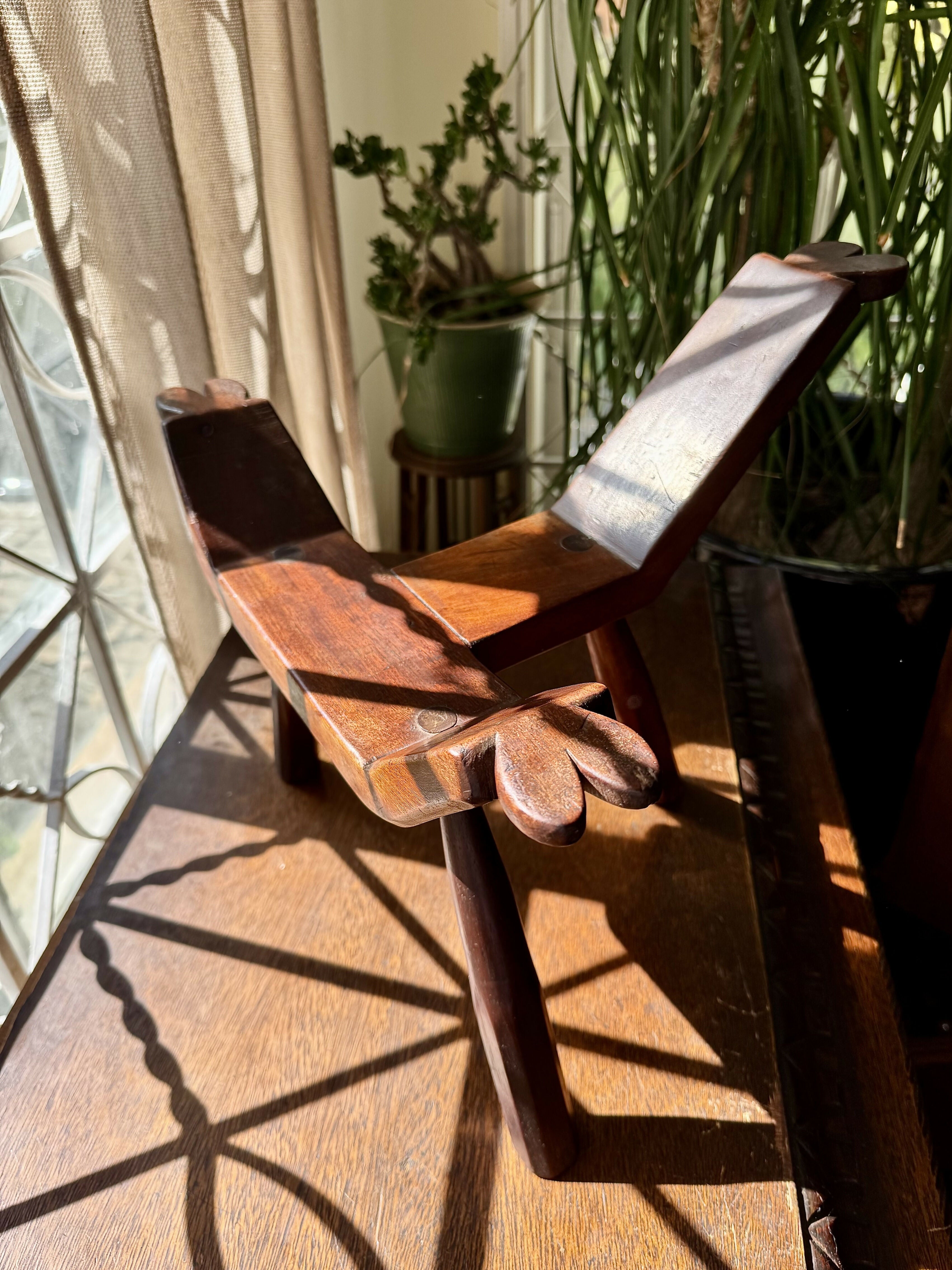 Par de Banquinhos esculpidos em madeira maciça