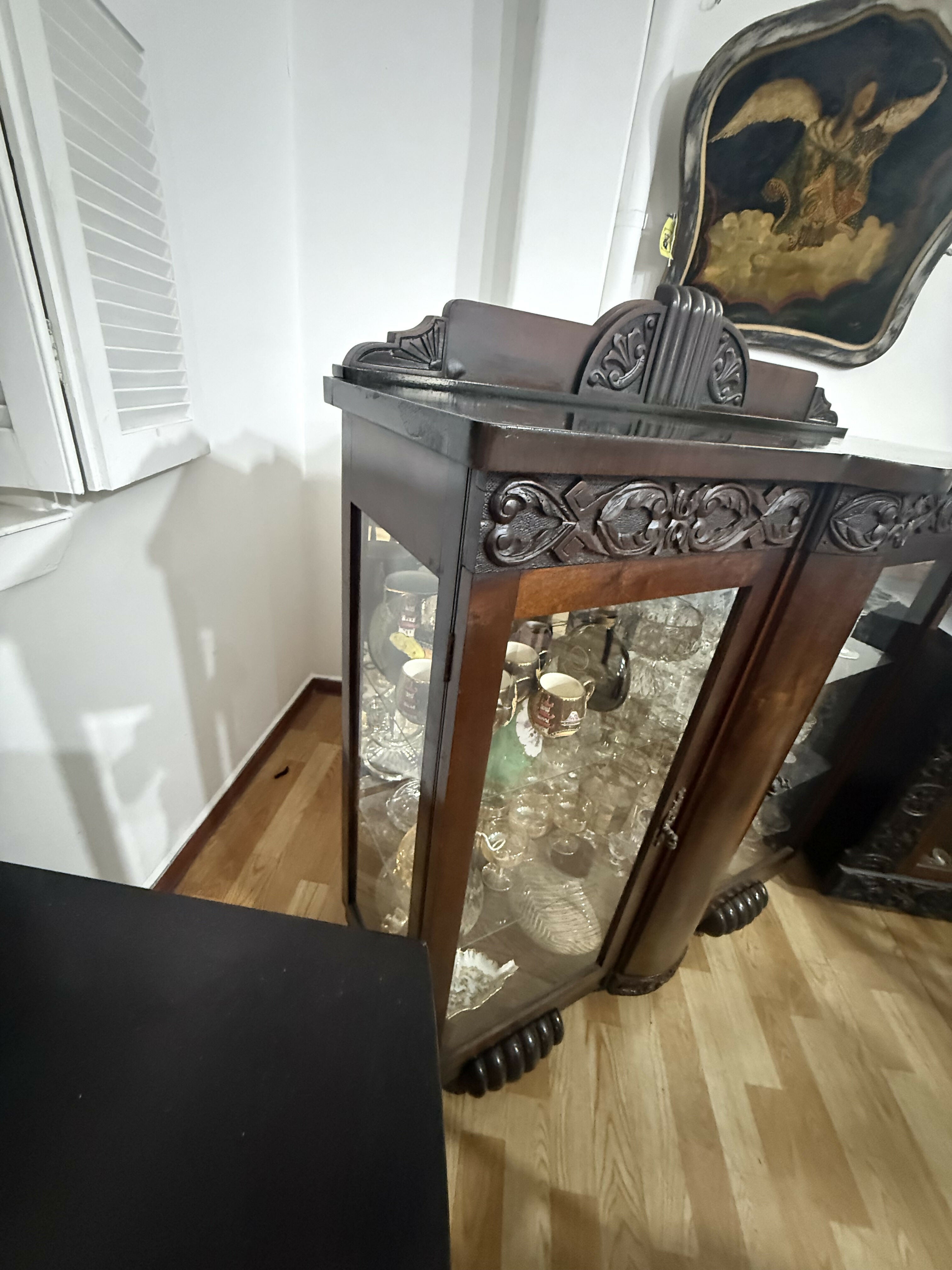 Cristaleira Clássica em Madeira Nobre com Patas de Leão