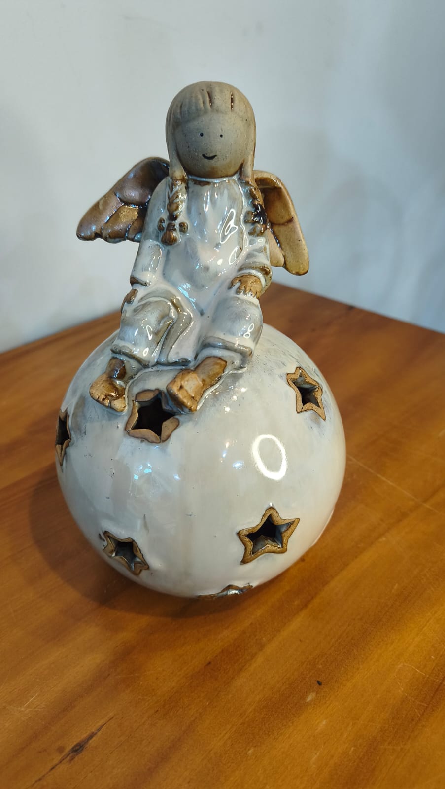 Anjo decorativo em cerâmica esmaltada sobre esfera estrelada | 24 cm