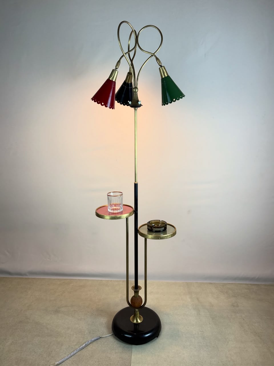 Luminária de piso 50’s com bandeja de apoio