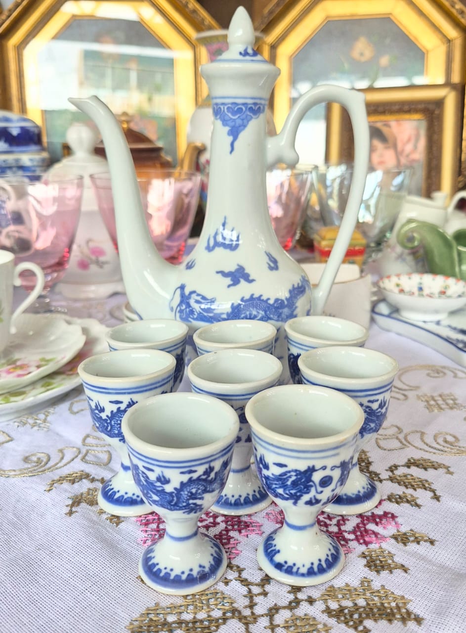 Conjunto para saquê ou vinho em porcelana chinesa Jingdezhen, anos 50, com tradicional decoração azul e branca do dragão Imperial. 9 peças.