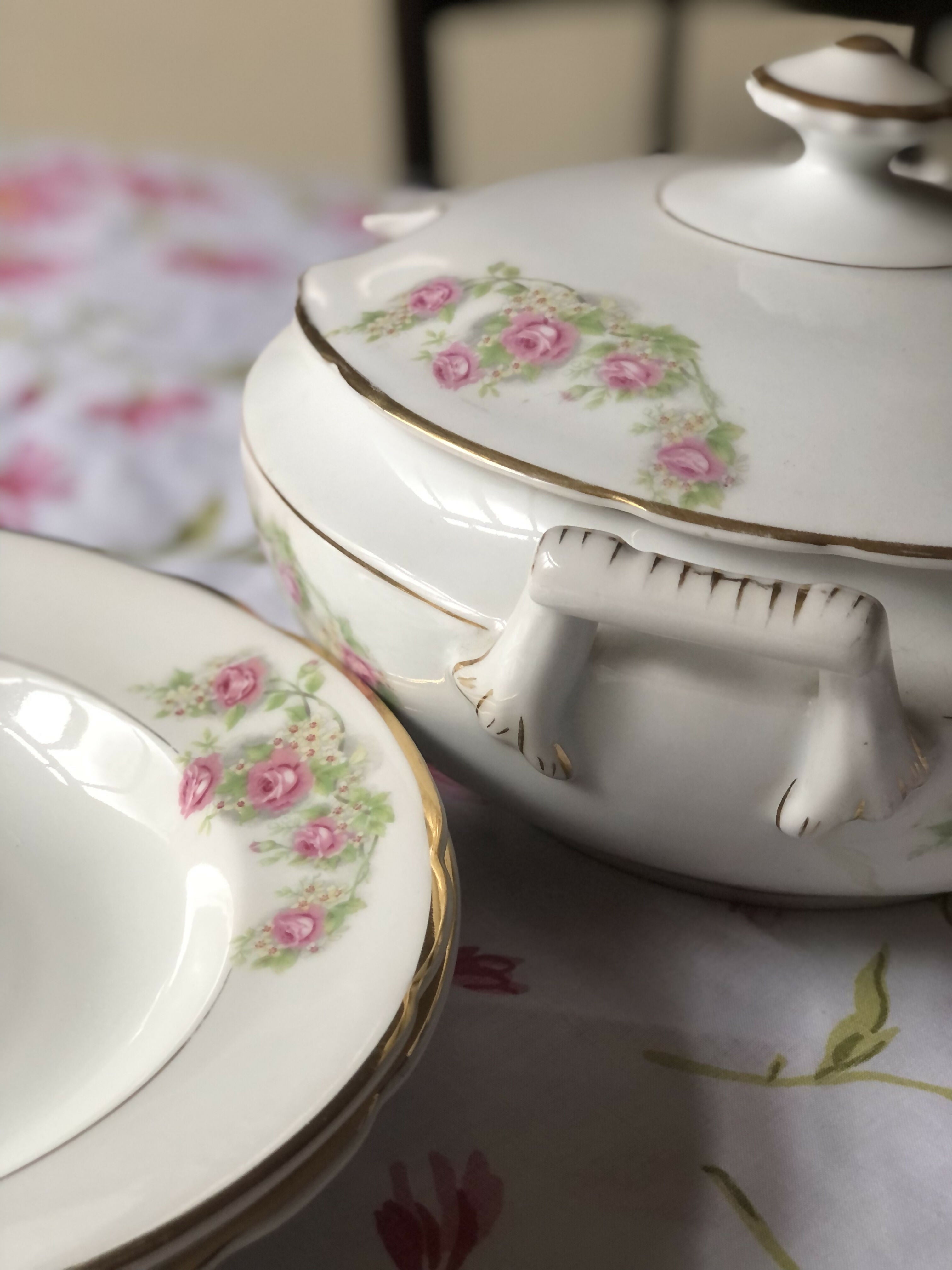Mesa posta com preciosa sopeira e preciosos pratos