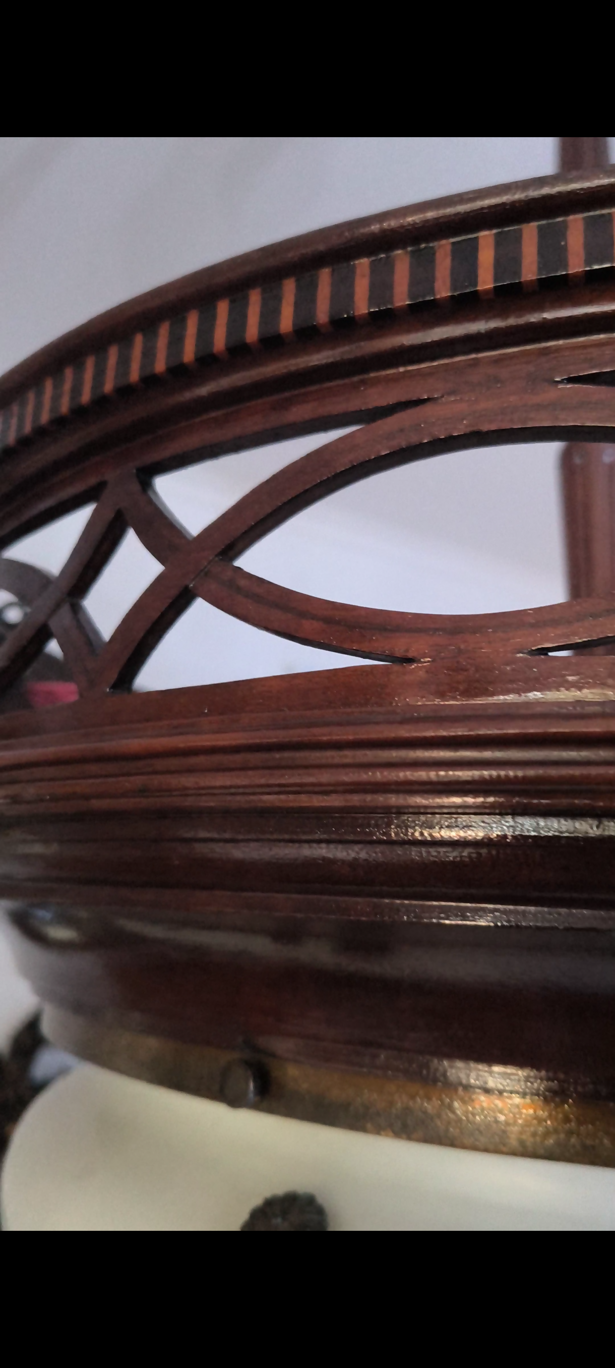 Lustre antigo arredondado em bronze, Marchetaria e Opalina