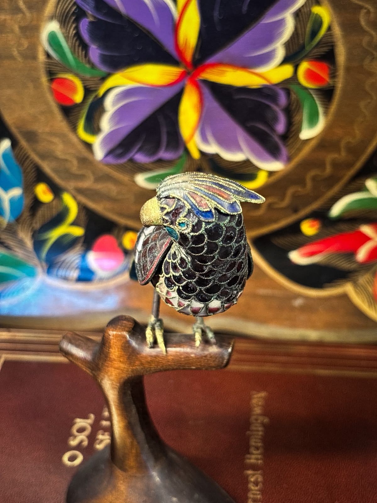 Falcão Chinês Colecionável em Cloisonné sobre Base de Madeira