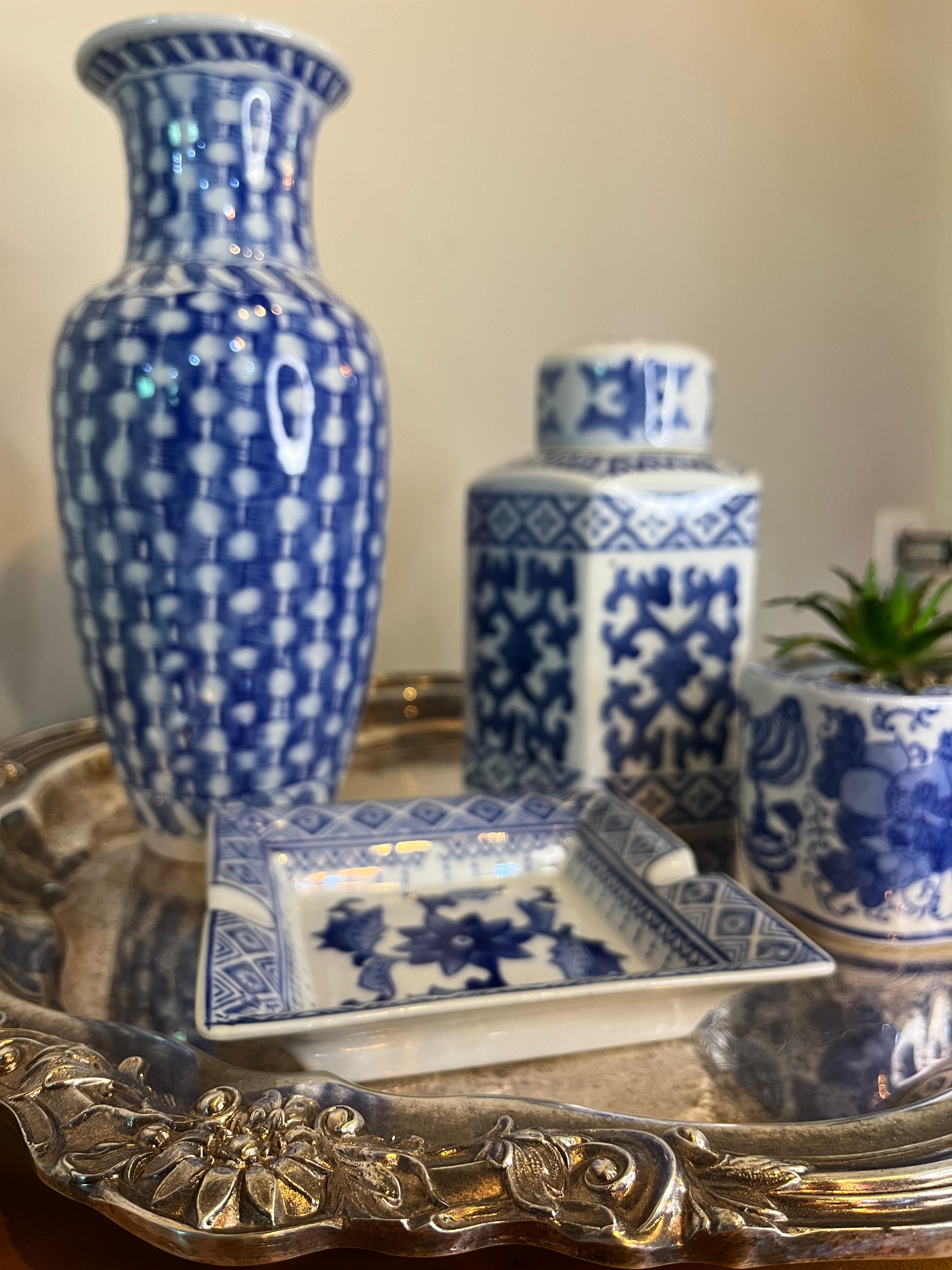 Conjunto decorativo azul e branco com bandeja Towle — 5 peças