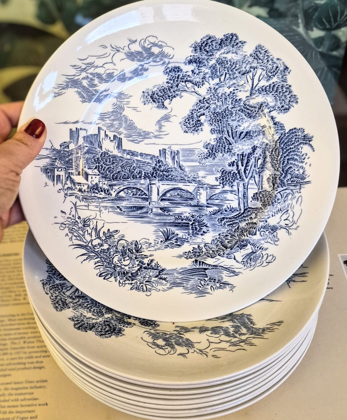 Conjunto de 10 pratos rasos em faiança azul e branca inglesa,  produzidos pela Enoch Wedgwood, anos, padrão Country Side.