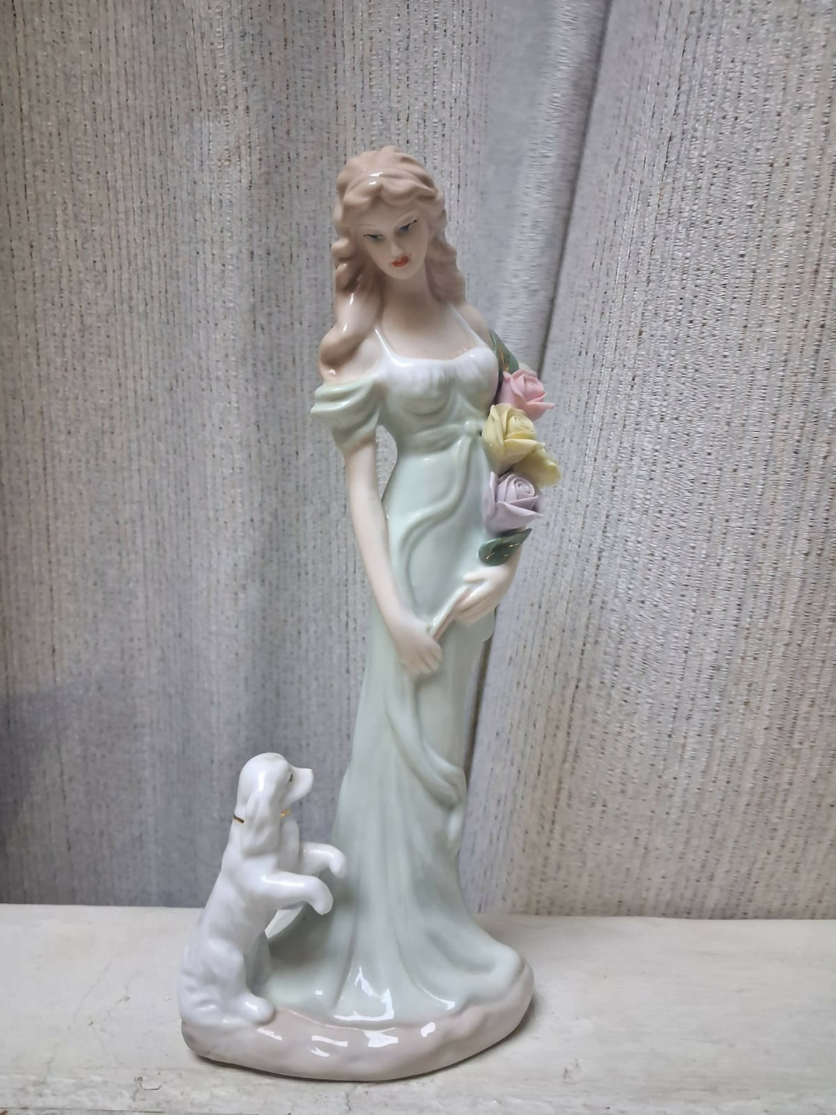 Estátua de porcelana - Mulher com vestido verde e cachorrinho