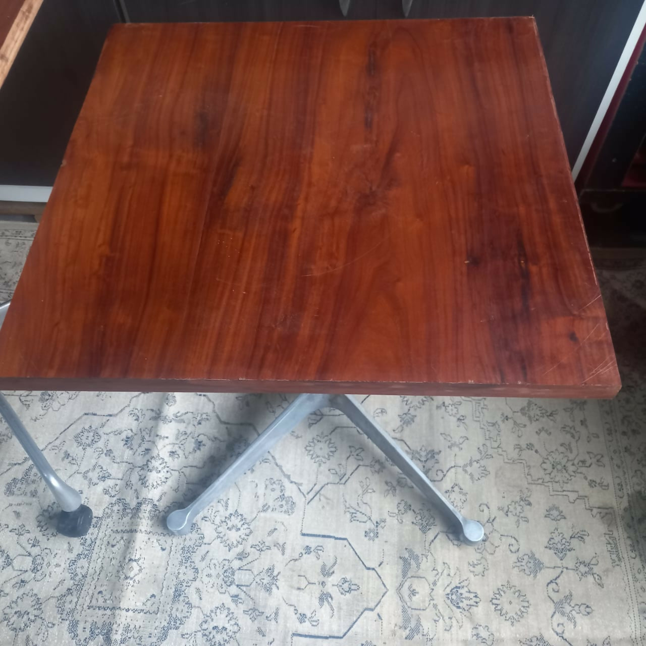 Mesa auxiliar quadrada de Caviúna e pé de alumínio 