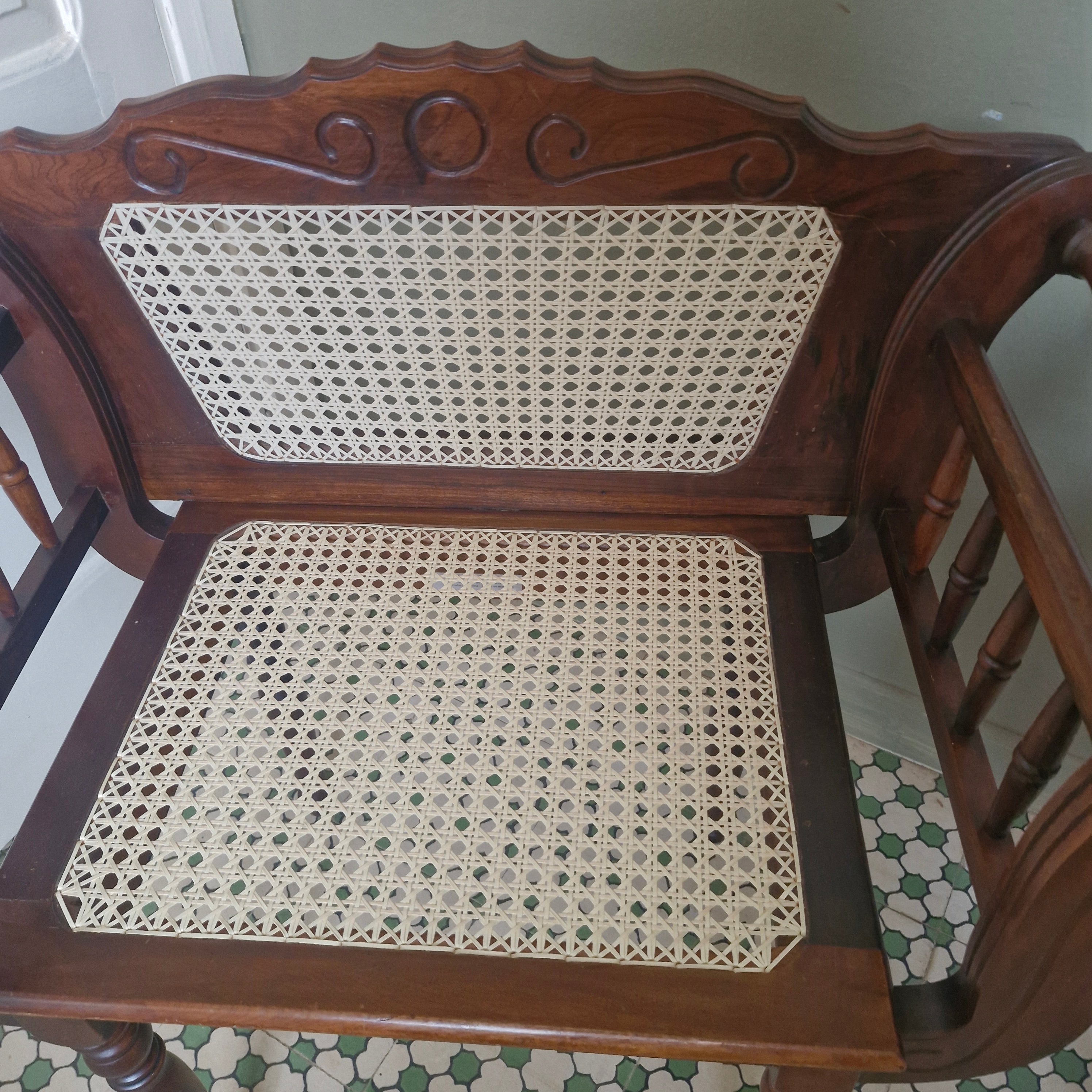 Par de Poltronas com braço estilo Colonial em madeira e palhinha - restauradas 