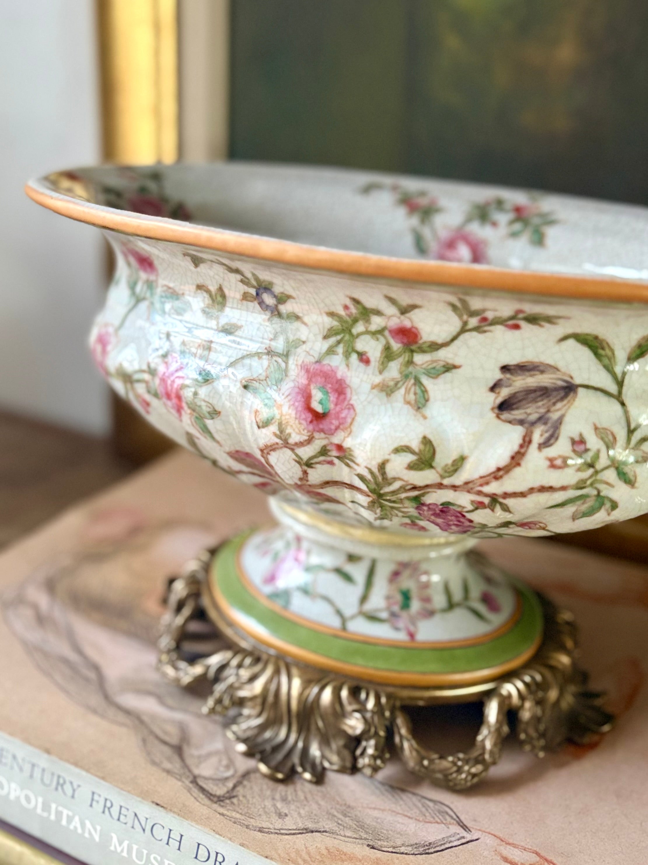 Floreira de porcelana craquelada com decoração floral 