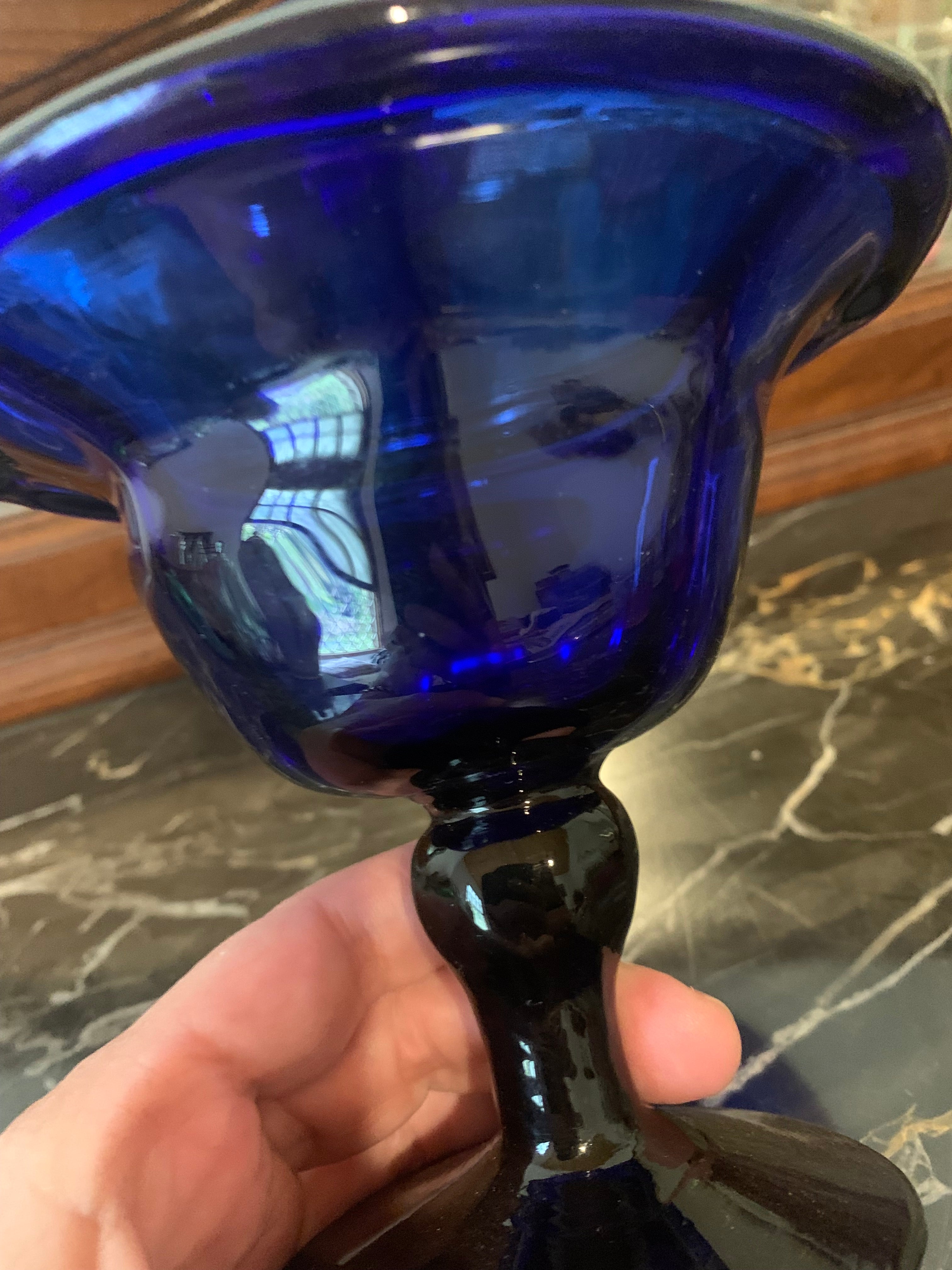 Antiquíssima e rara taça em vidro Biedermeier, com cor azul de cobalto
