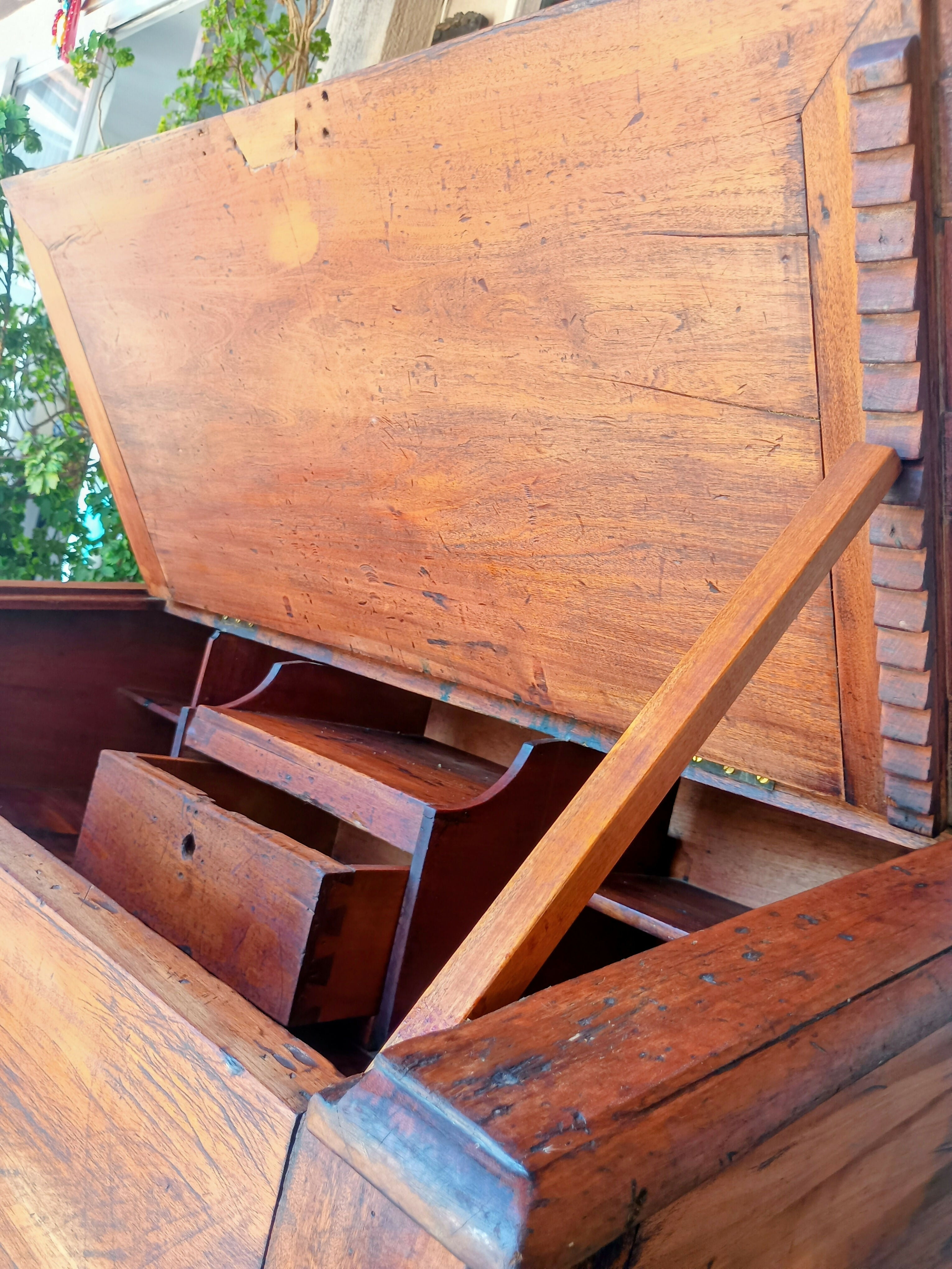 Escrivaninha com tampo basculante Brasil séc. XIX / XX