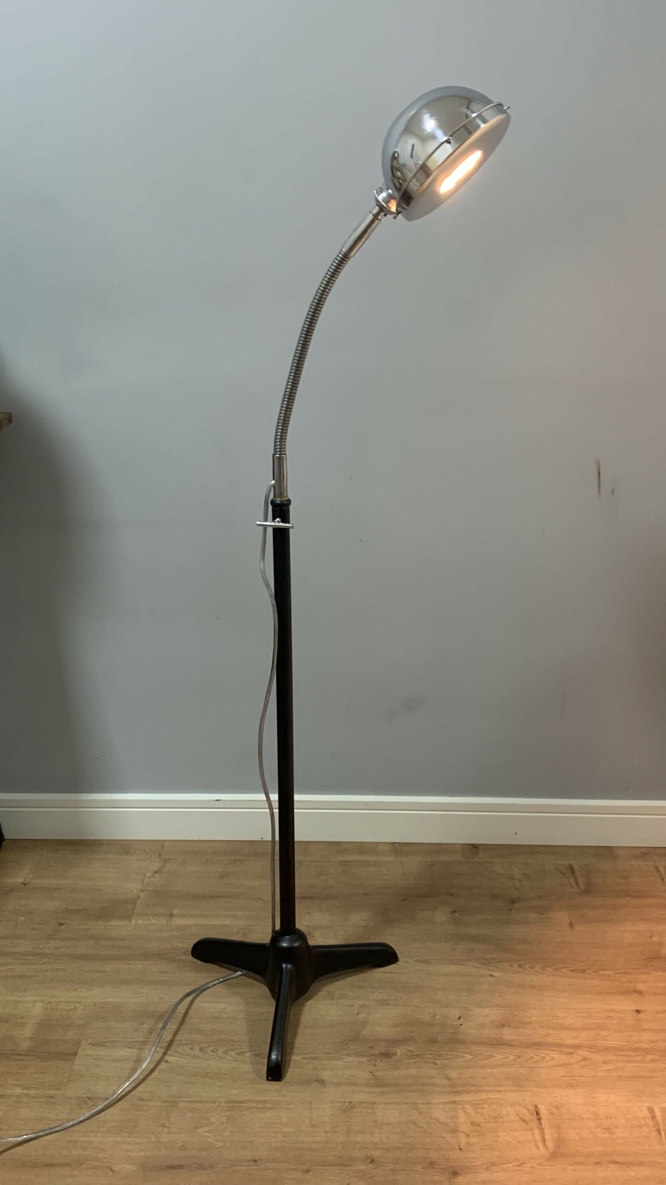 Luminária de piso em metal modelo Eye Ball