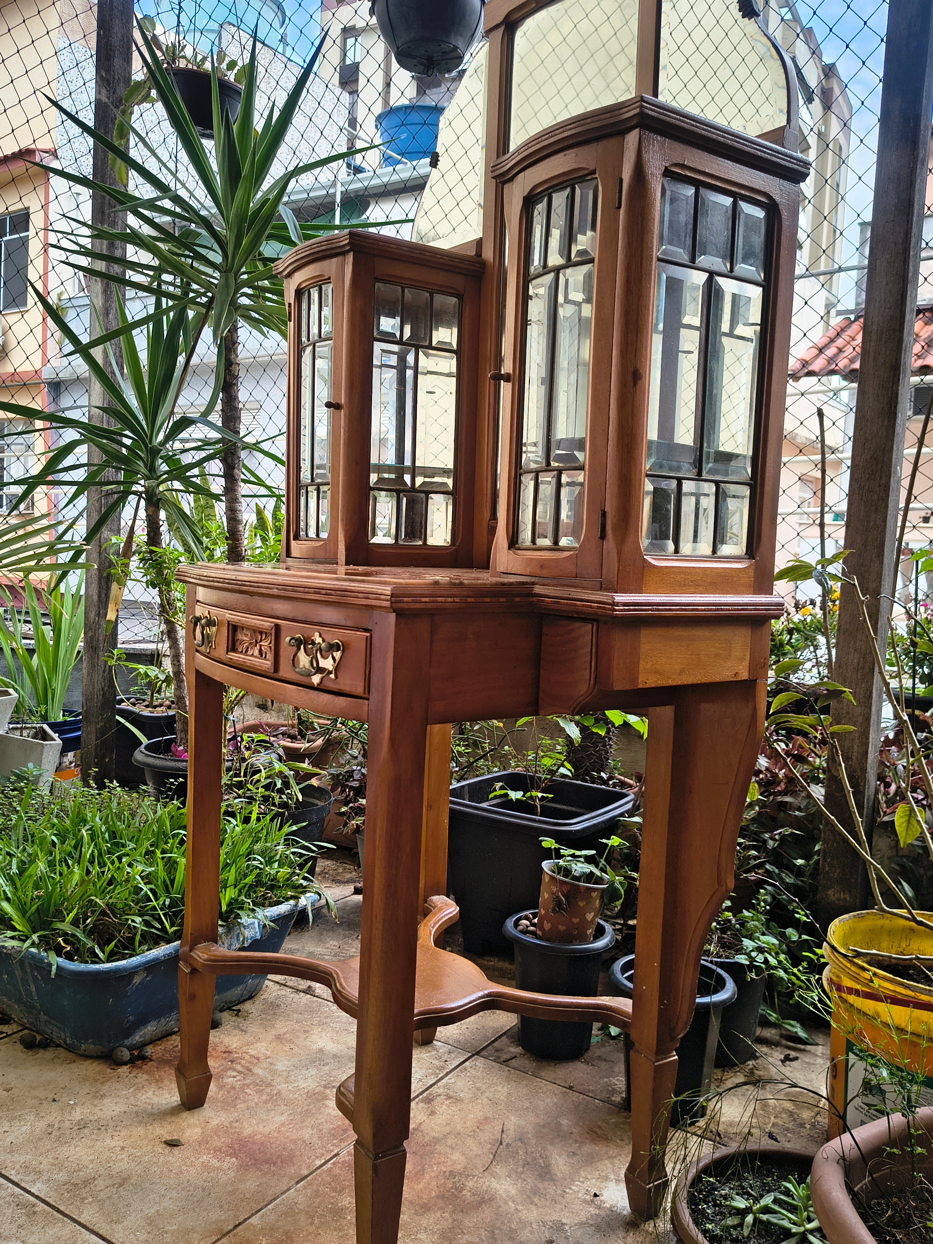 Pequena Penteadeira antiga  em Madeira com Marchetaria e detalhes entalhados