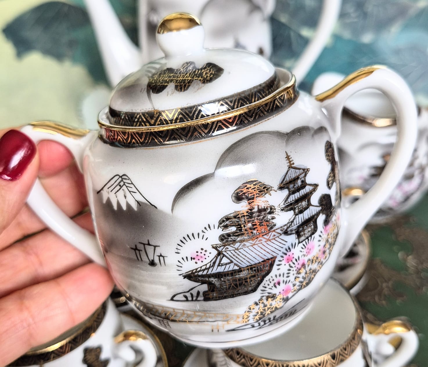 Jogo para café em porcelana casca de ovo vintage japonesa Kutani, da década de 40, maravilhoso,  em perfeito estado. As xícaras tem a gueixa no fundo. 11 peças.