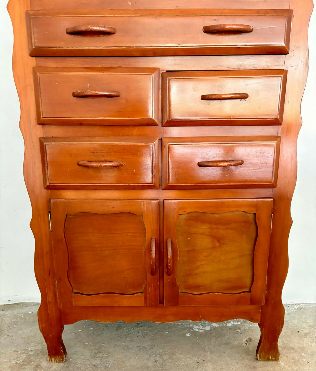 Armário / Cristaleira em madeira com gavetas