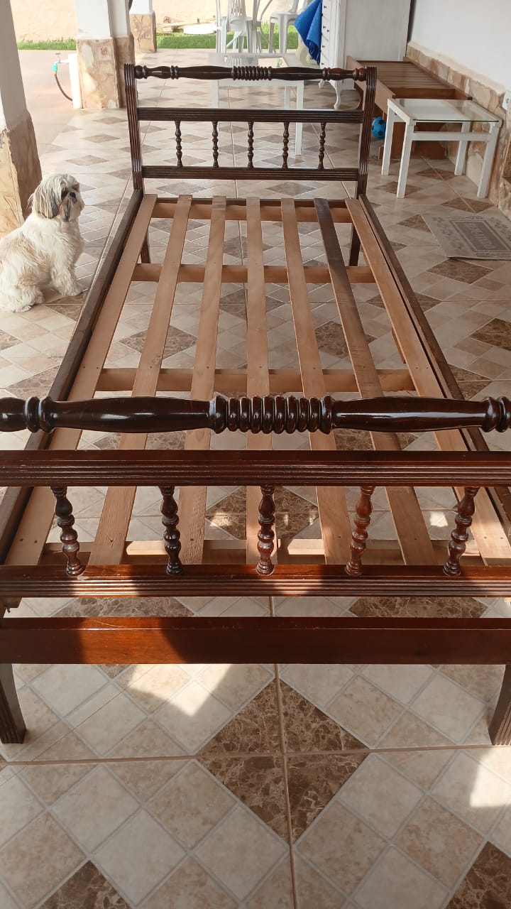 Cama de solteiro de madeira maciça anos 60 (valor unitário) 