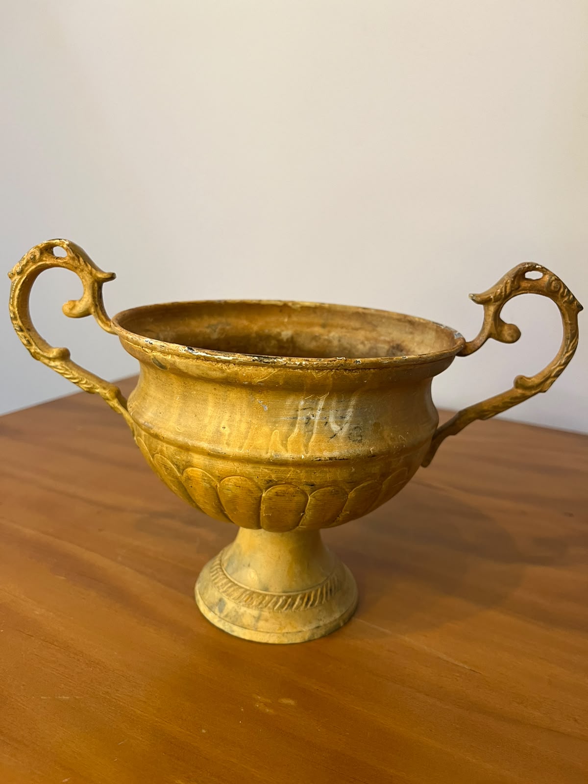 Taça decorativa com pedestal e alças ornamentadas em metal dourado — 14 cm