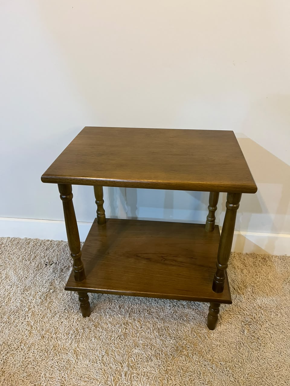 Mesa Lateral Retangular Em Madeira Tauari Com Pés Torneados – 52 Cm