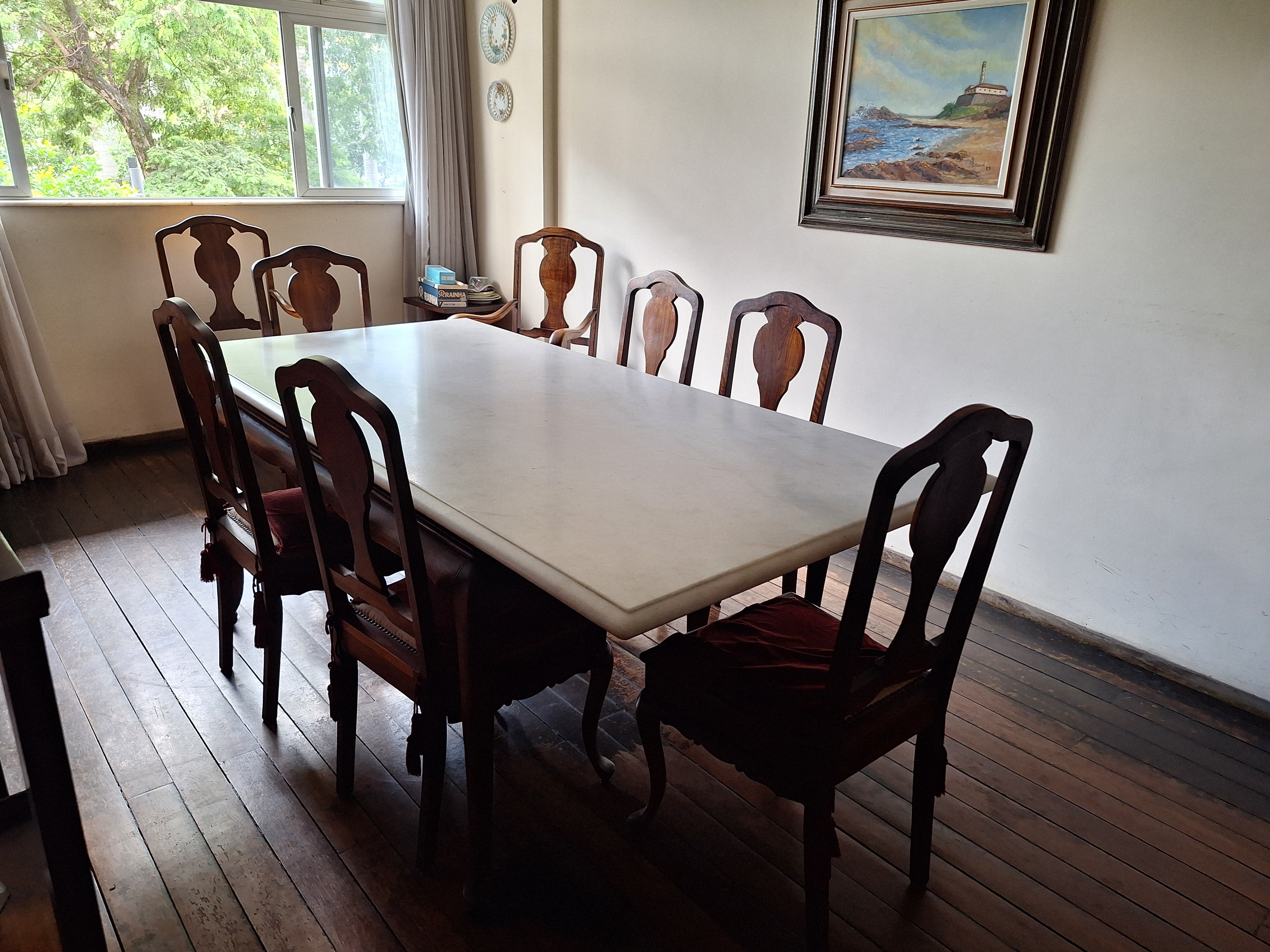 CONJUNTO DE SALA DE JANTAR CLÁSSICO EM MADEIRA NOBRE (Mesa de Mármore, cadeiras, Buffet) 