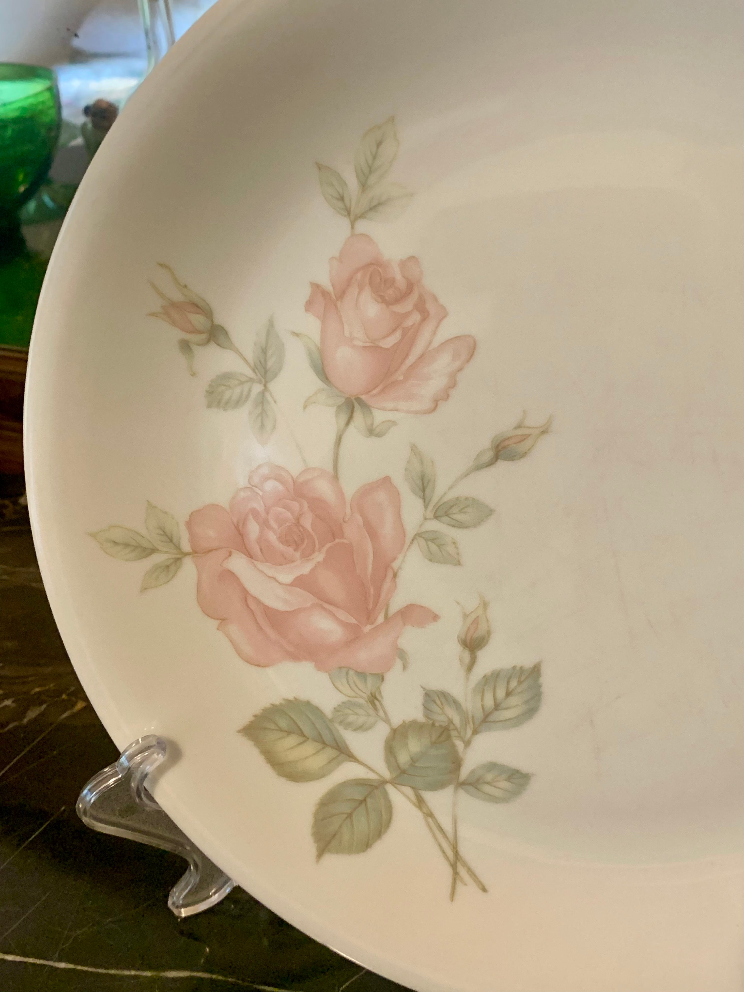 Prato para bolo em porcelana Renner Medallion com desenho de rosas 