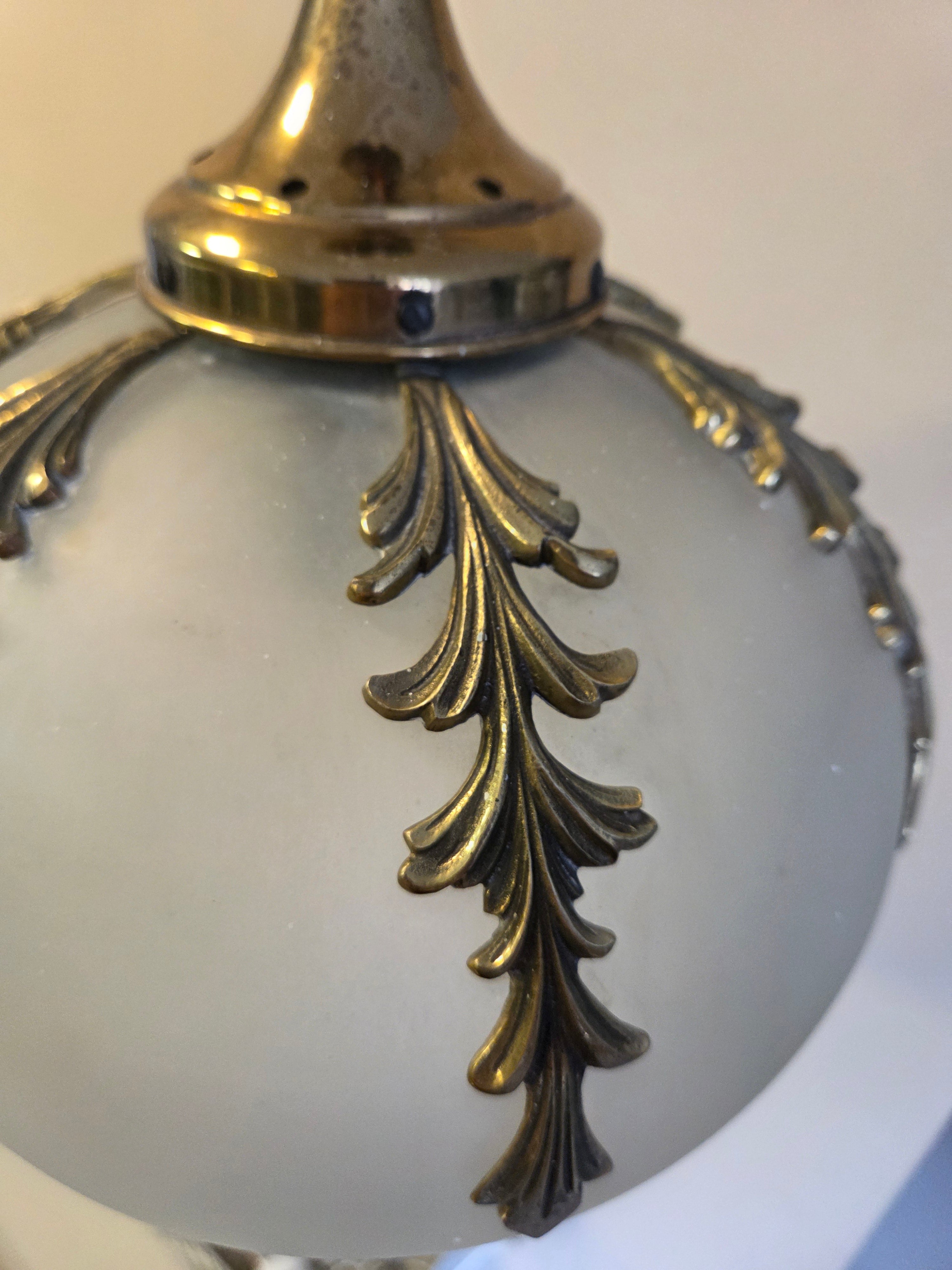 Lustre / Luminária pendente redonda em vidro opalino e adornos em metal - 1970
