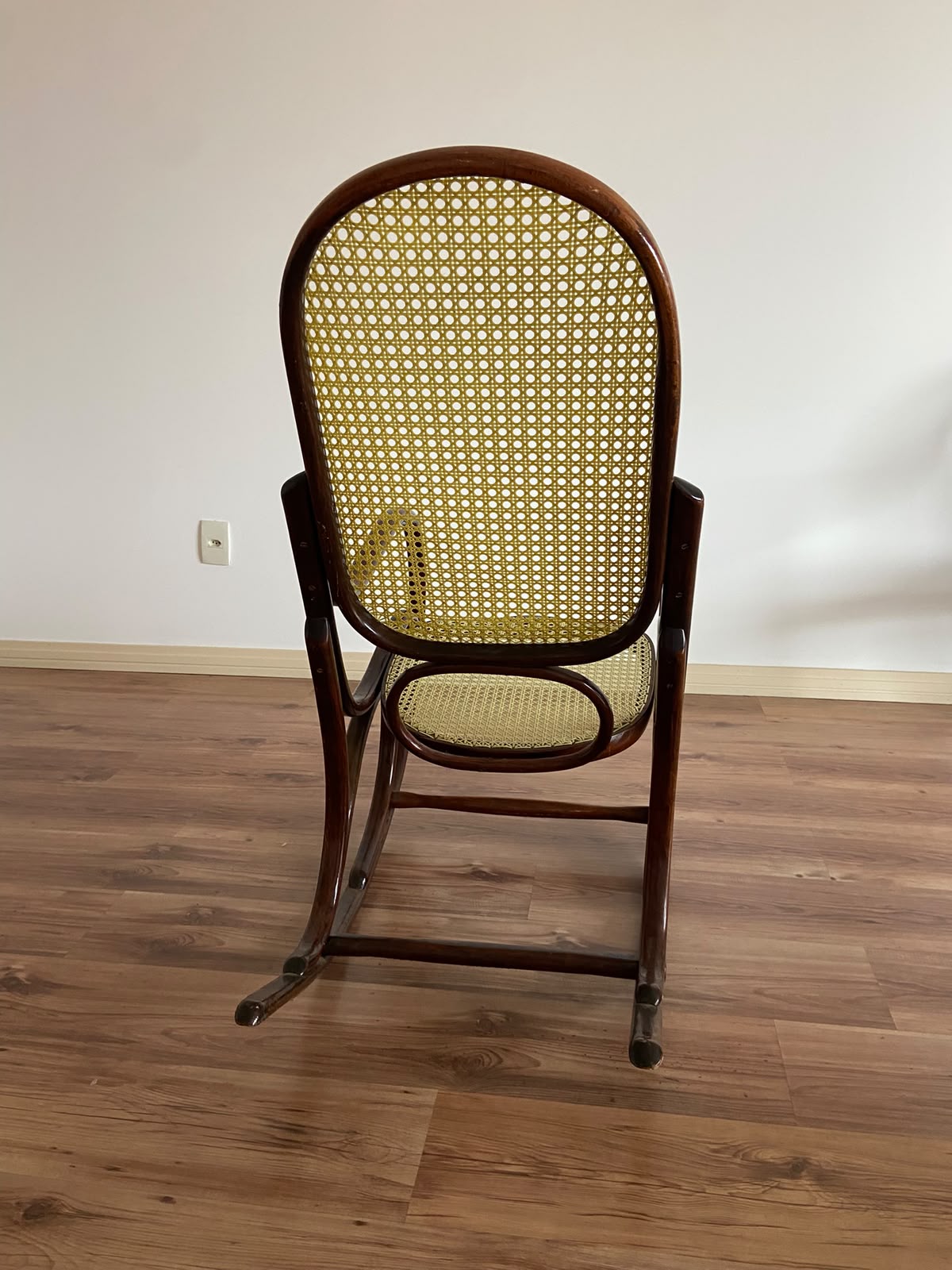 Cadeira Thonet de Balanço em madeira escura e Palhinha