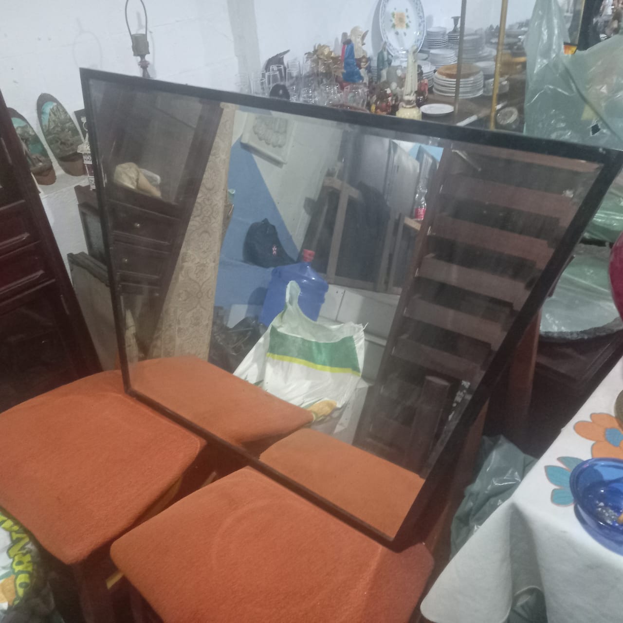 Espelho bisotado com moldura escura em forma de trapézio 
