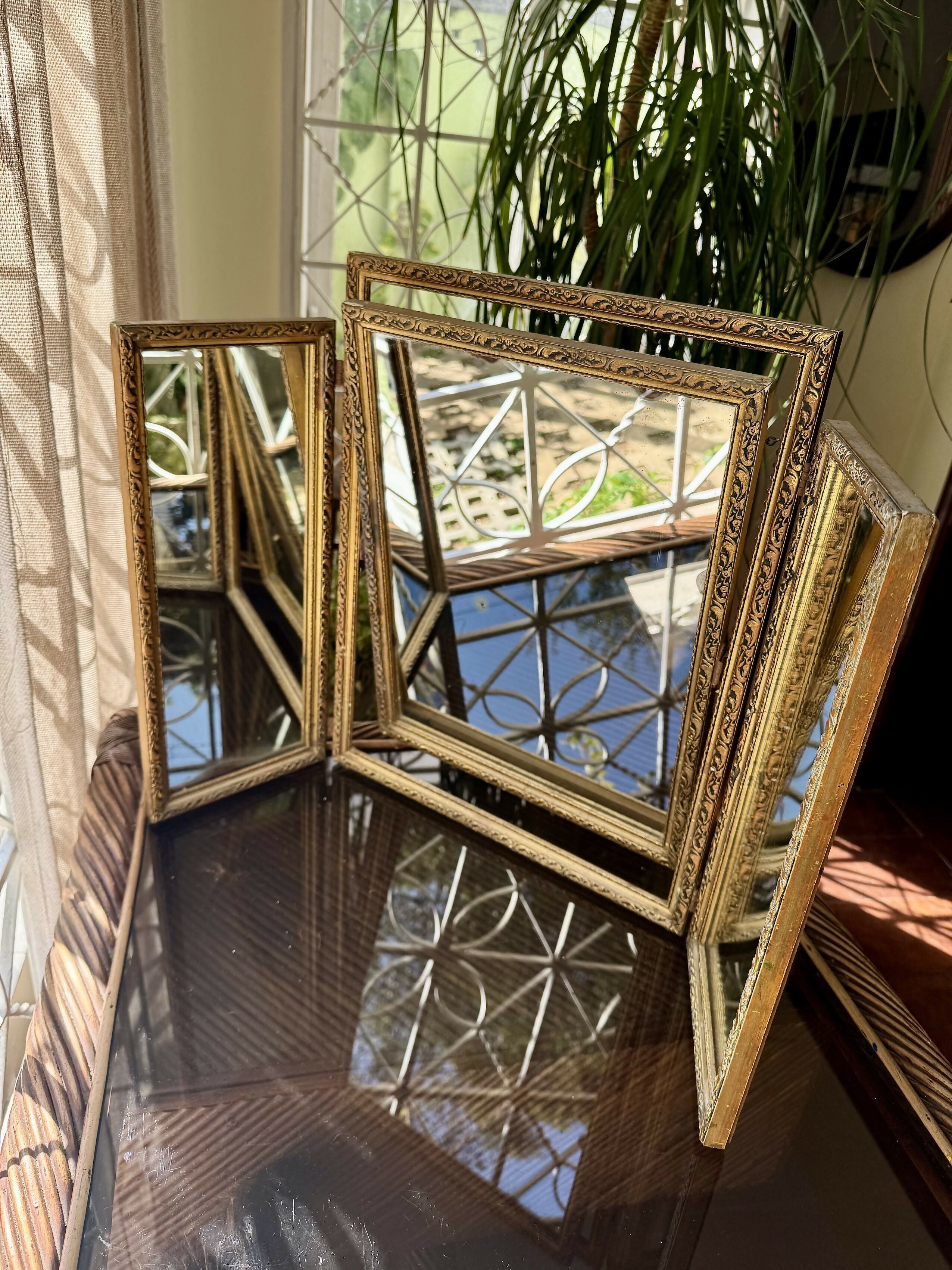 Lindo e antigo espelho esculpido em madeira com abas laterais