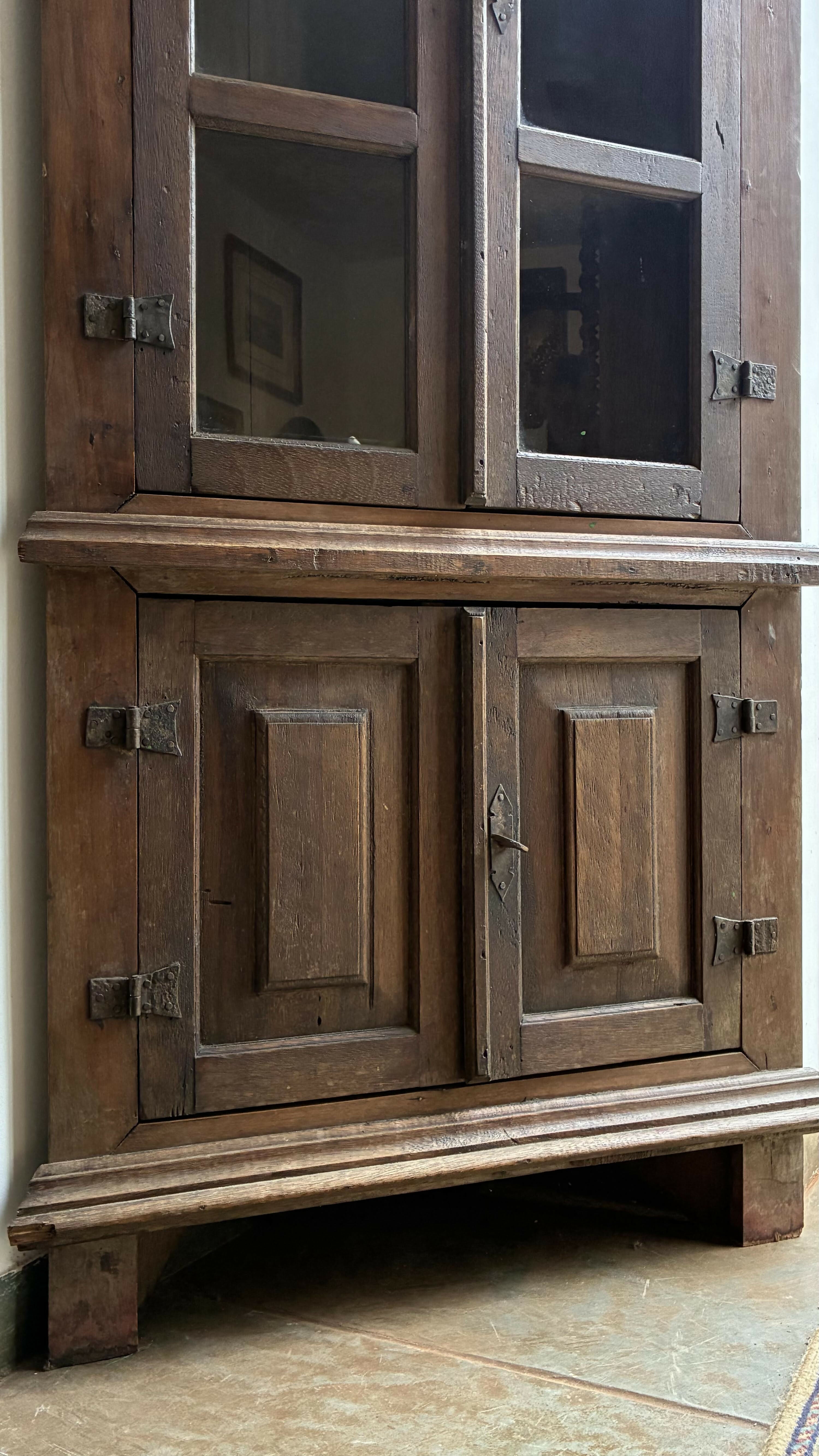 Cantoneira antiga em madeira