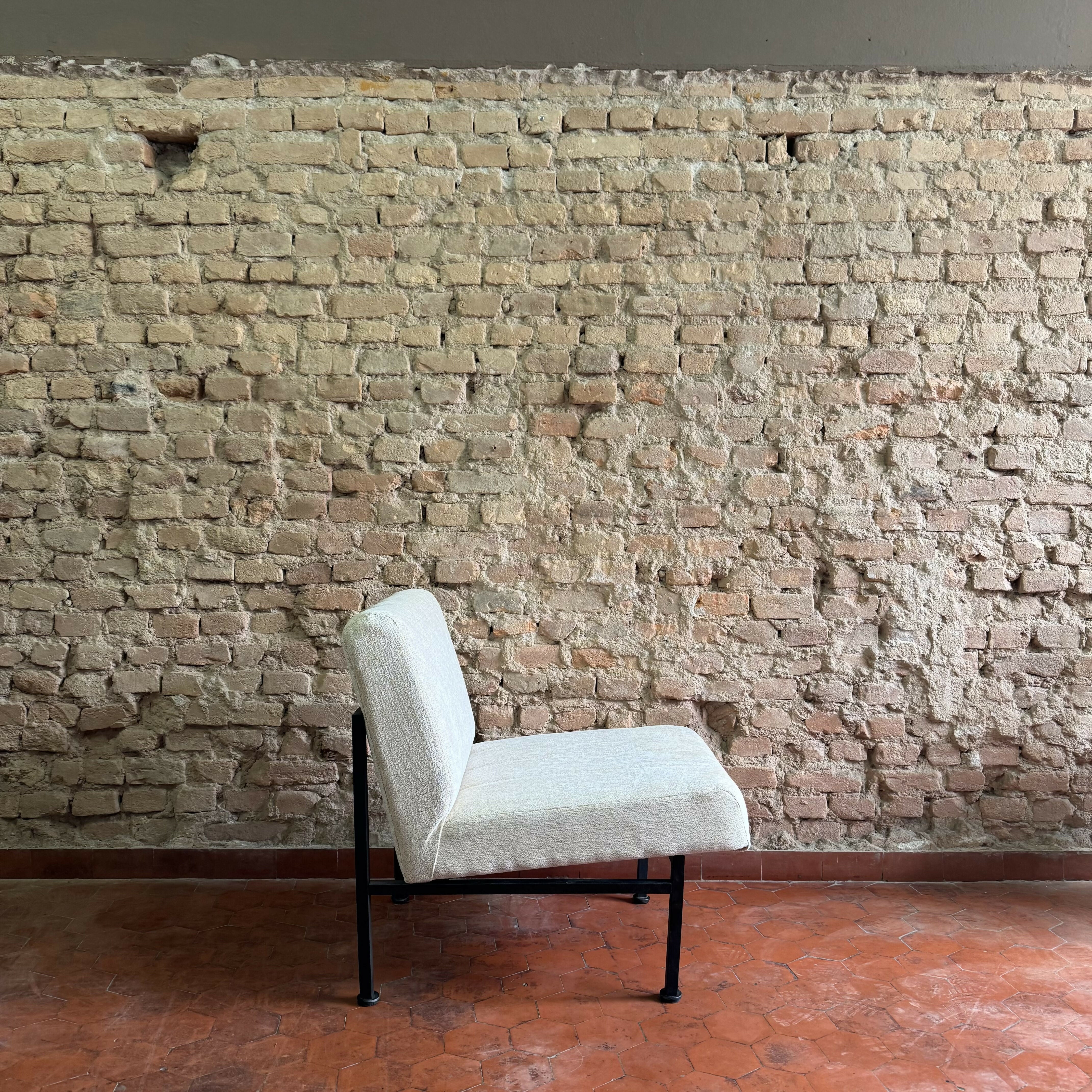 Poltrona antiga em linhão off White - restaurada