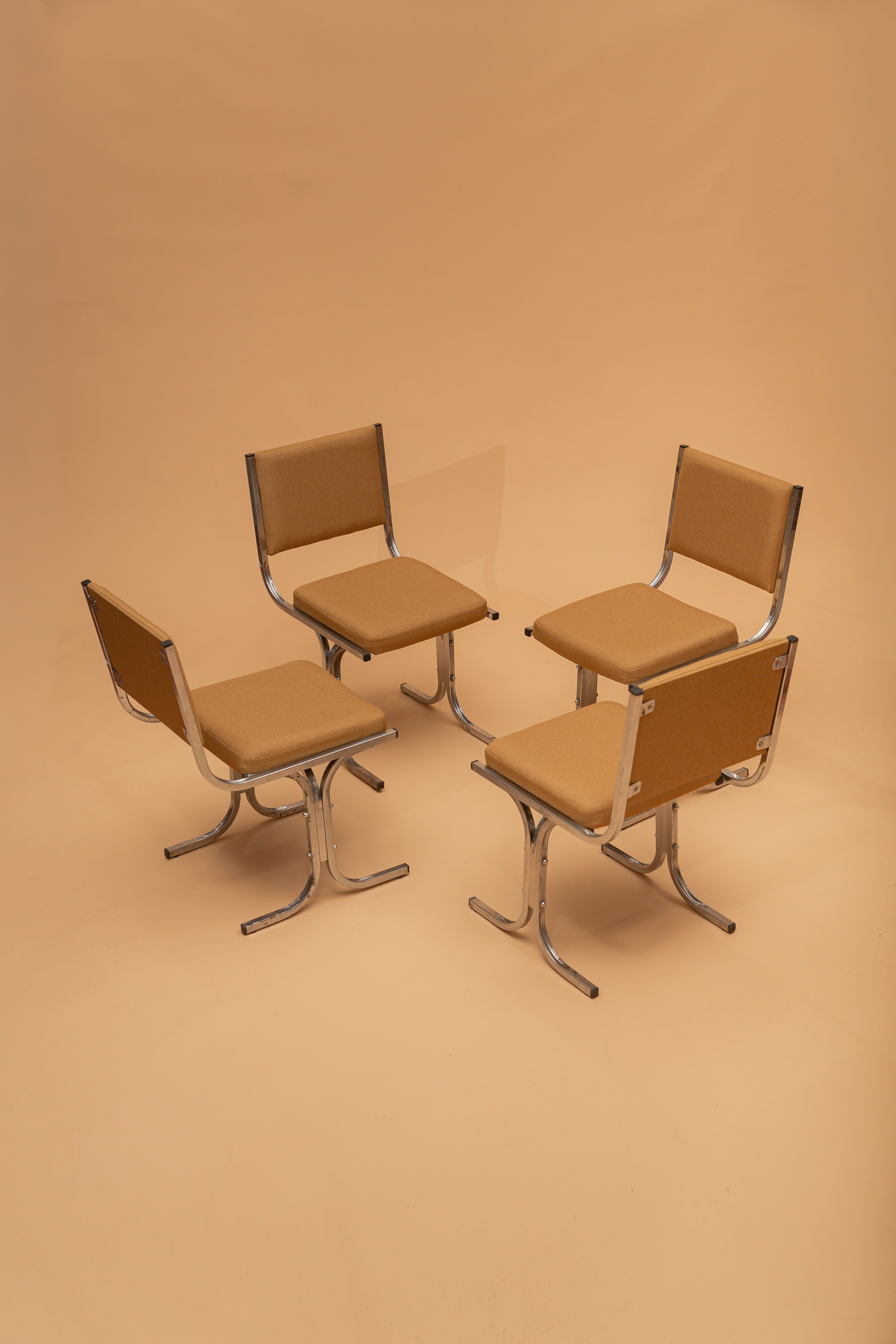 Cadeira Cromadas com estofado bege estilo anos 70