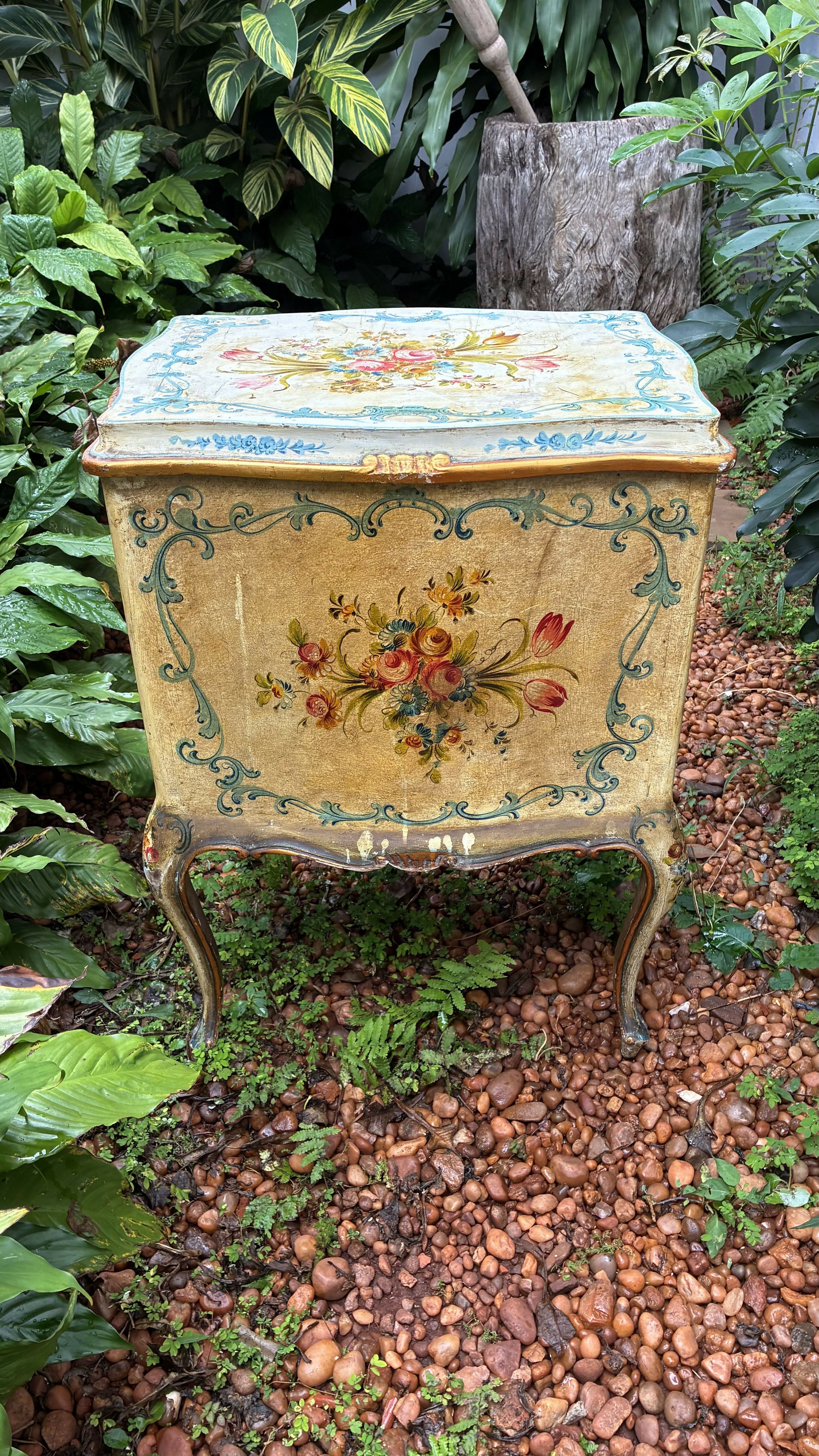 Pequeno Armário estilo veneziano pintado à mão