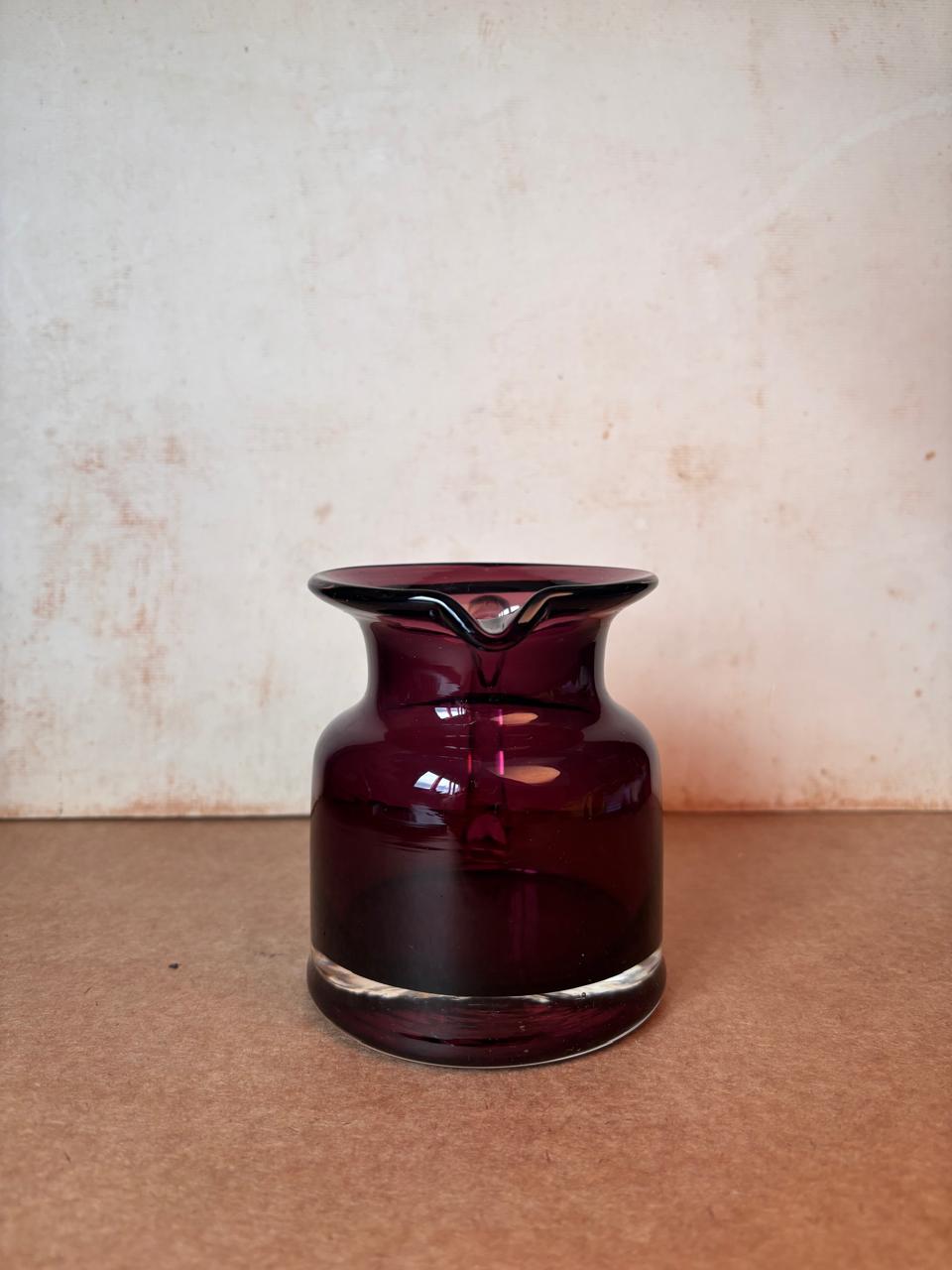 Pequena jarra em vidro artístico vinho com alça incolor (DMCPS_463)