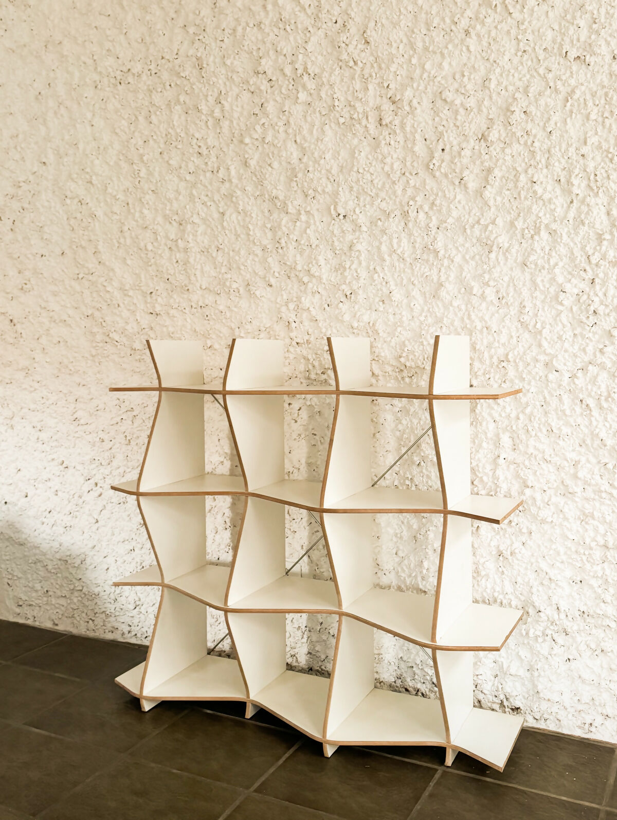 Estante modular assinada com acabamento branco 