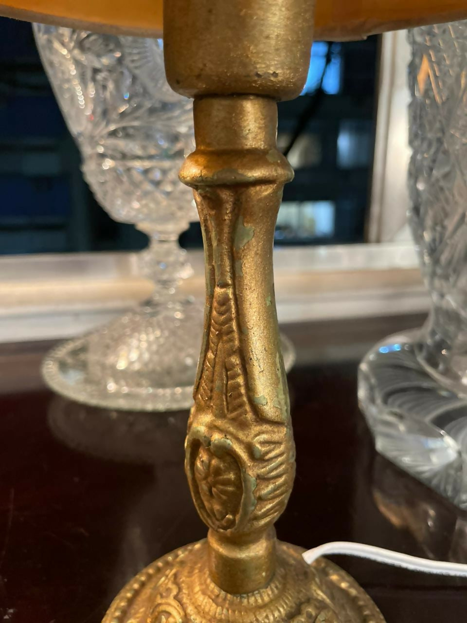 Abajur em Metal Dourado Cinzelado