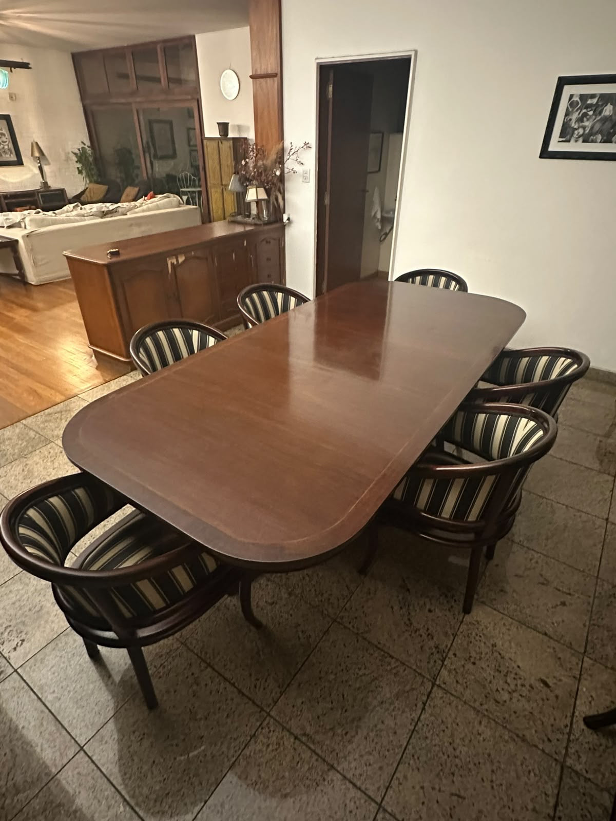 Mesa de jantar Retangular em Jacarandá maciço, magnifica, acompanha 8 cadeiras. Impecável!!!