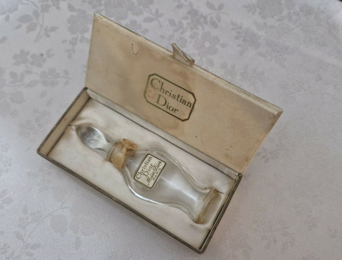 Coleção de raros frascos de perfumes franceses