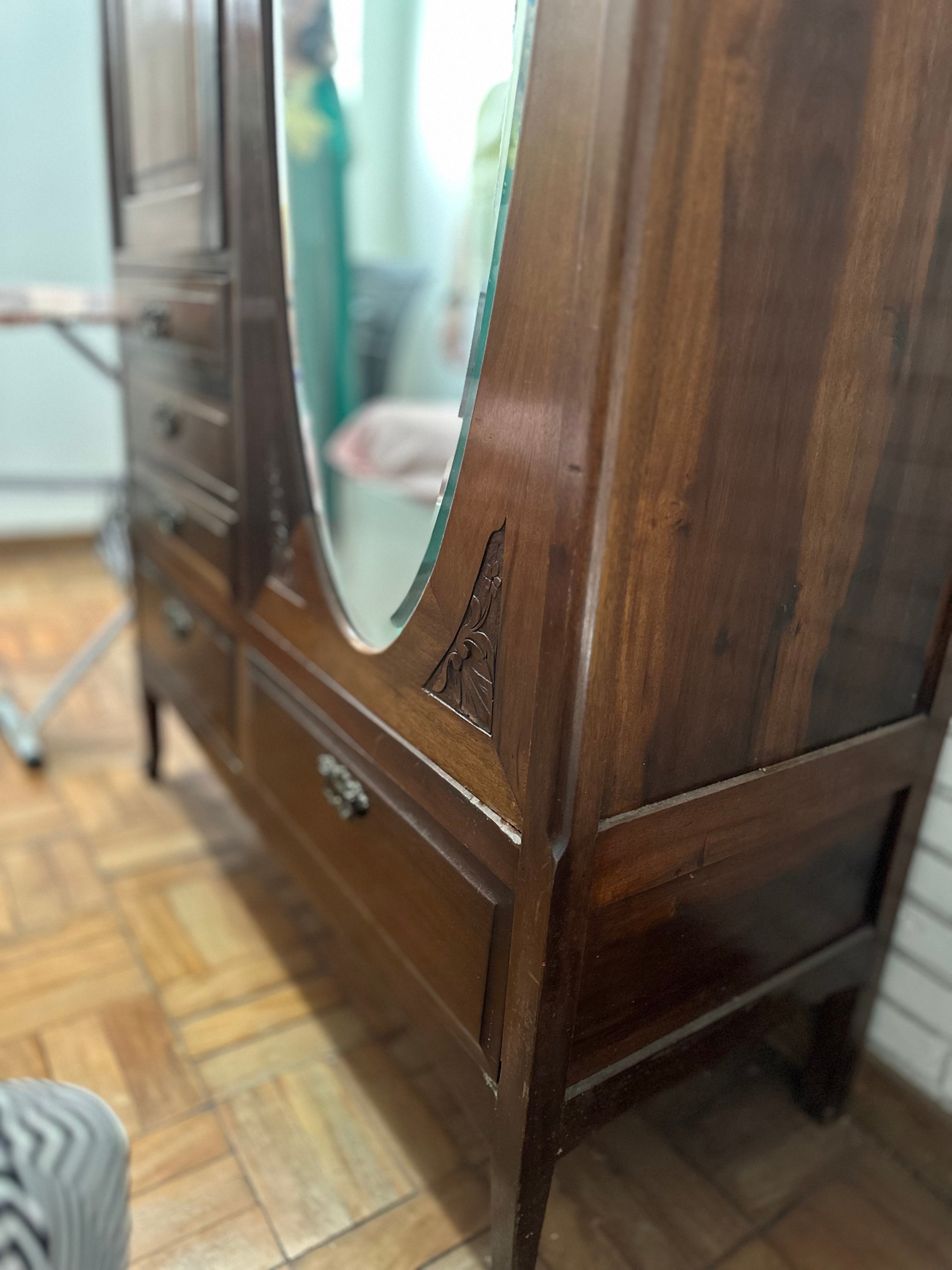 Imponente guarda-roupa em madeira Imbuia estilo Art Deco com espelho oval 