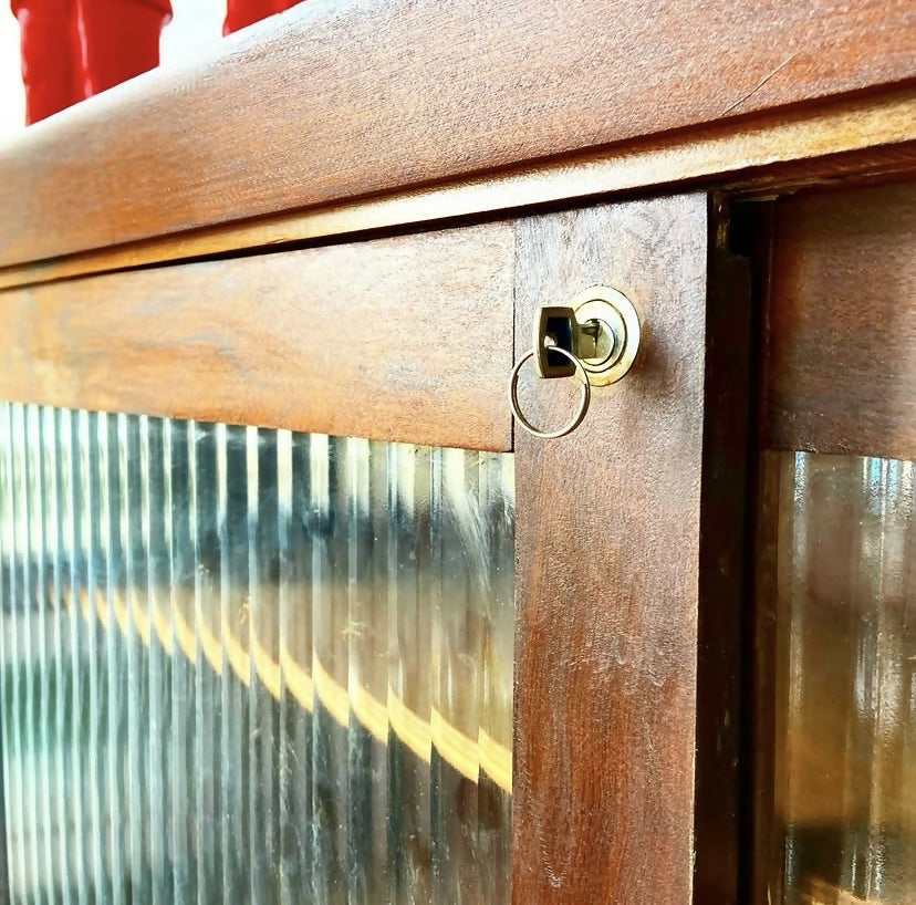 Livreiro vintage em Imbuia e vidro canelado