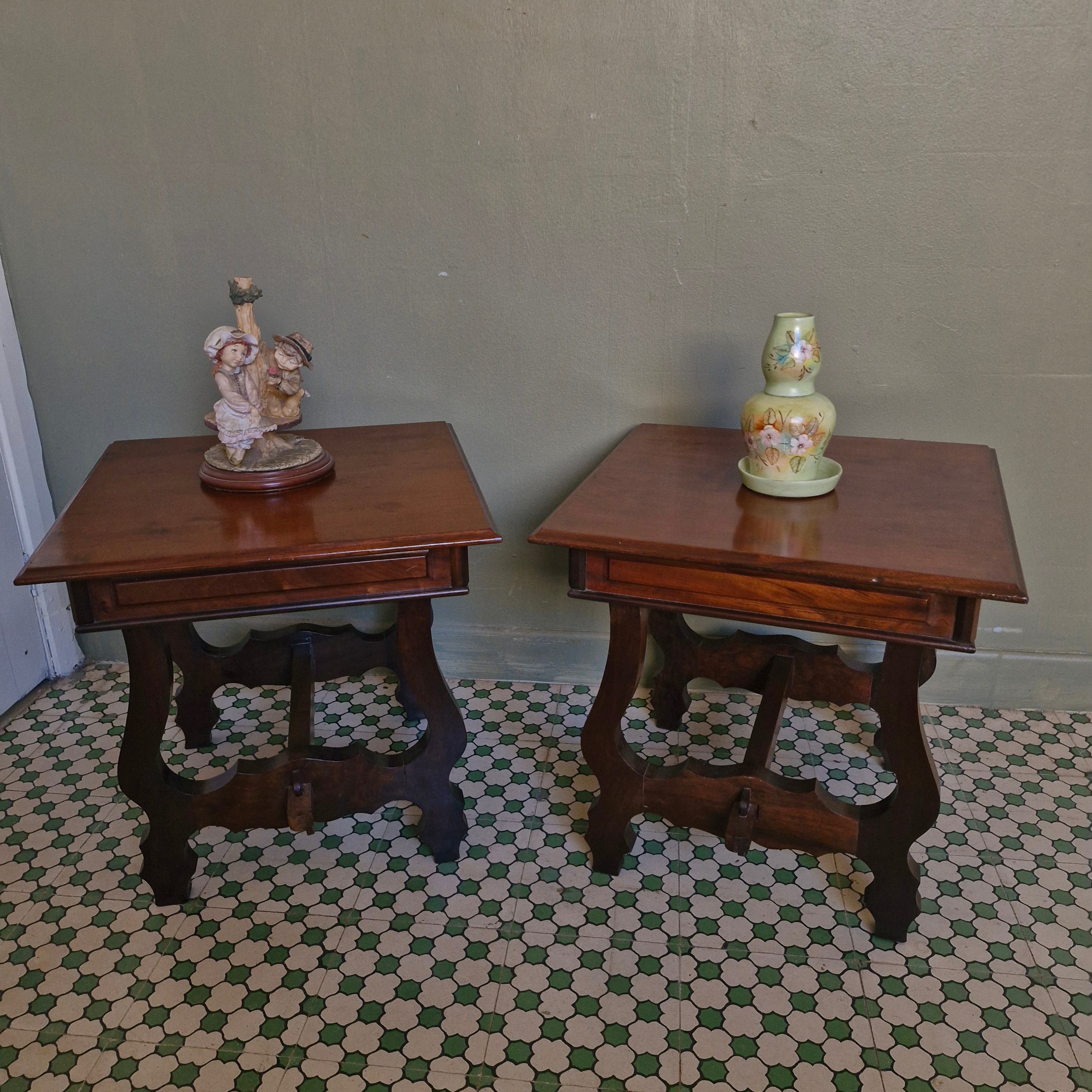 Par de Mesinhas de Canto em Madeira Maciça estilo colonial 