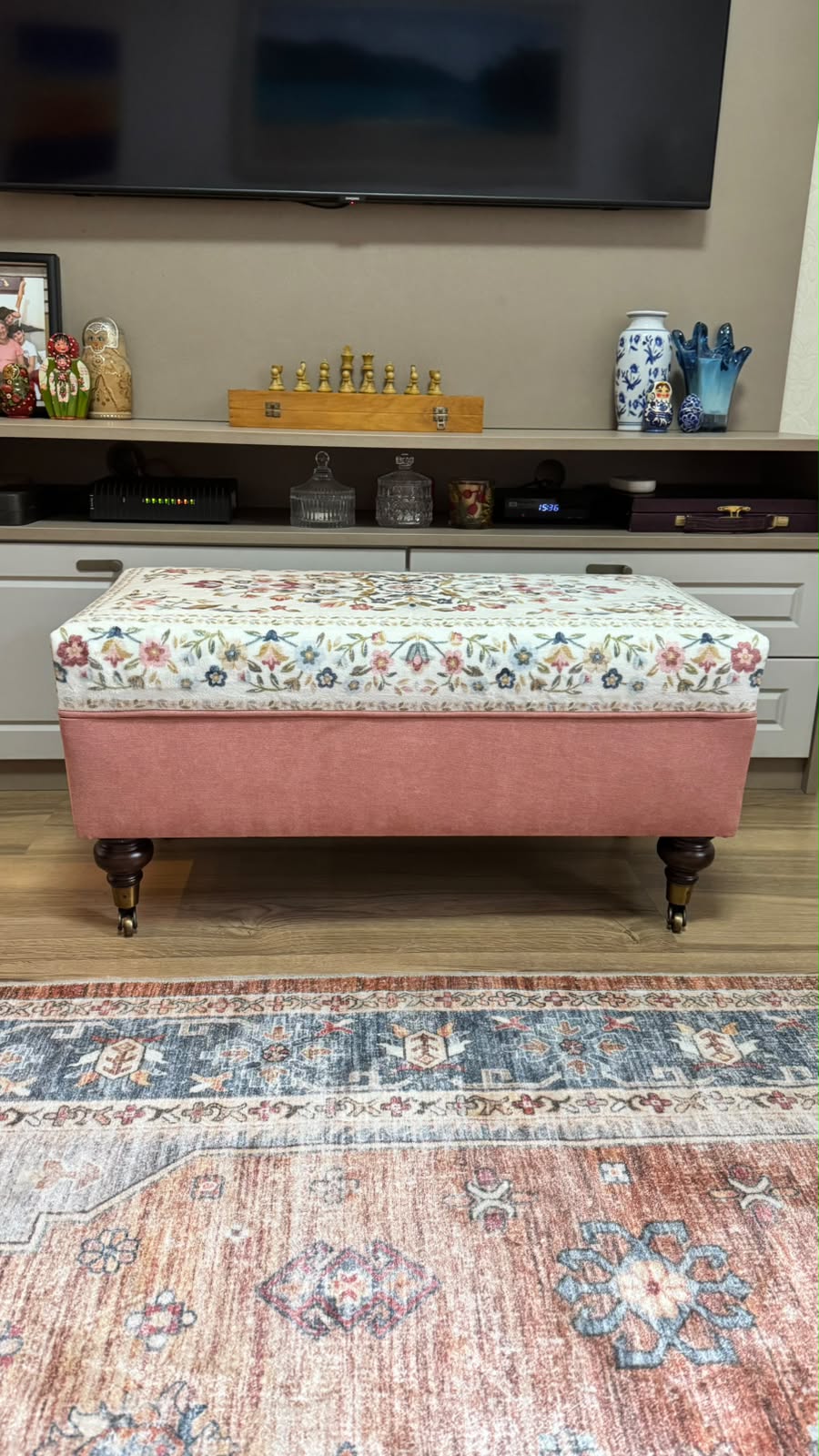 Pufe / Banco /Apoio para os pés / Mesa de Centro em tecido rosa com estampa floral 