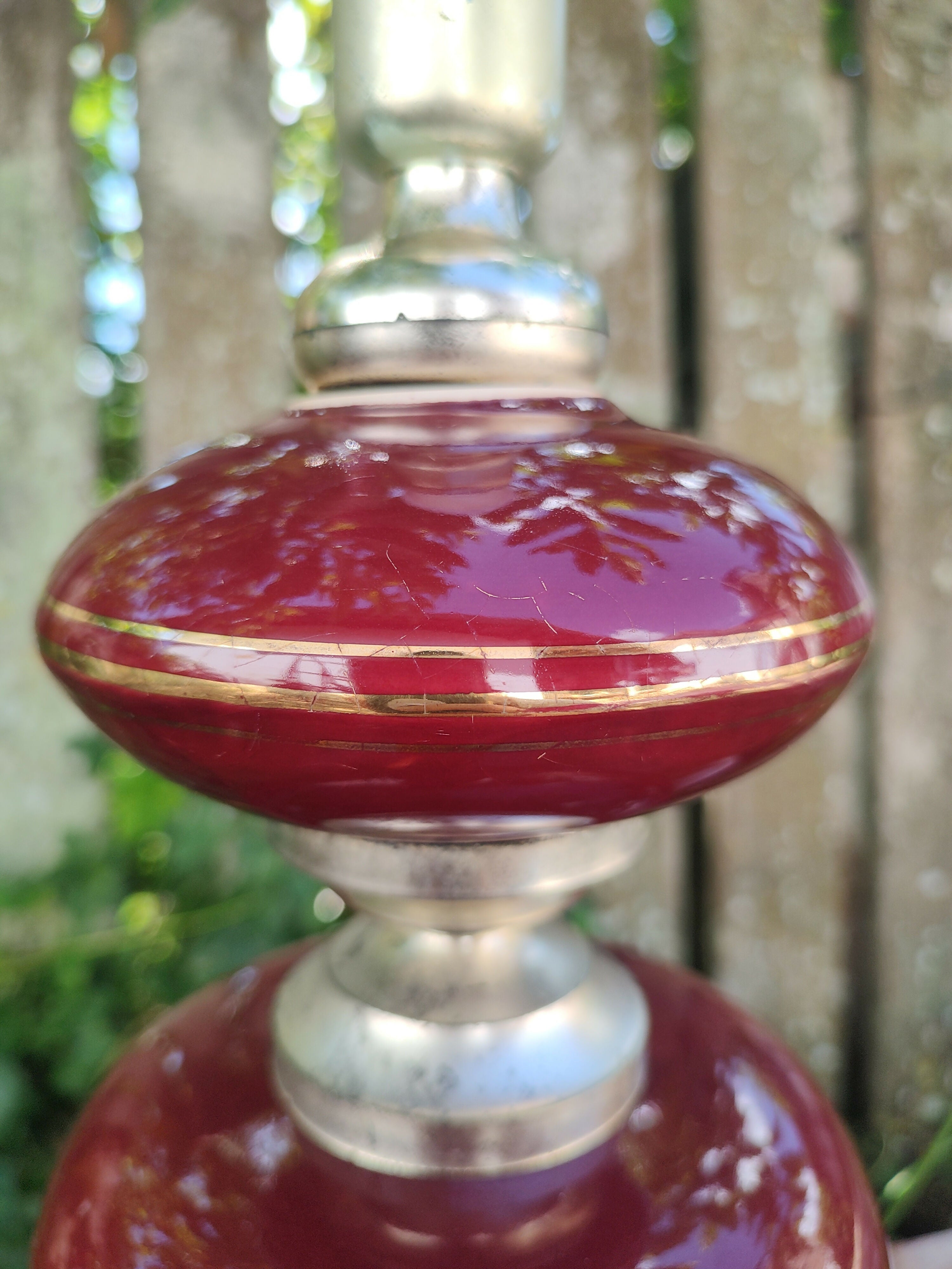 Antigo Abajur em porcelana cor de vinho com detalhes dourados