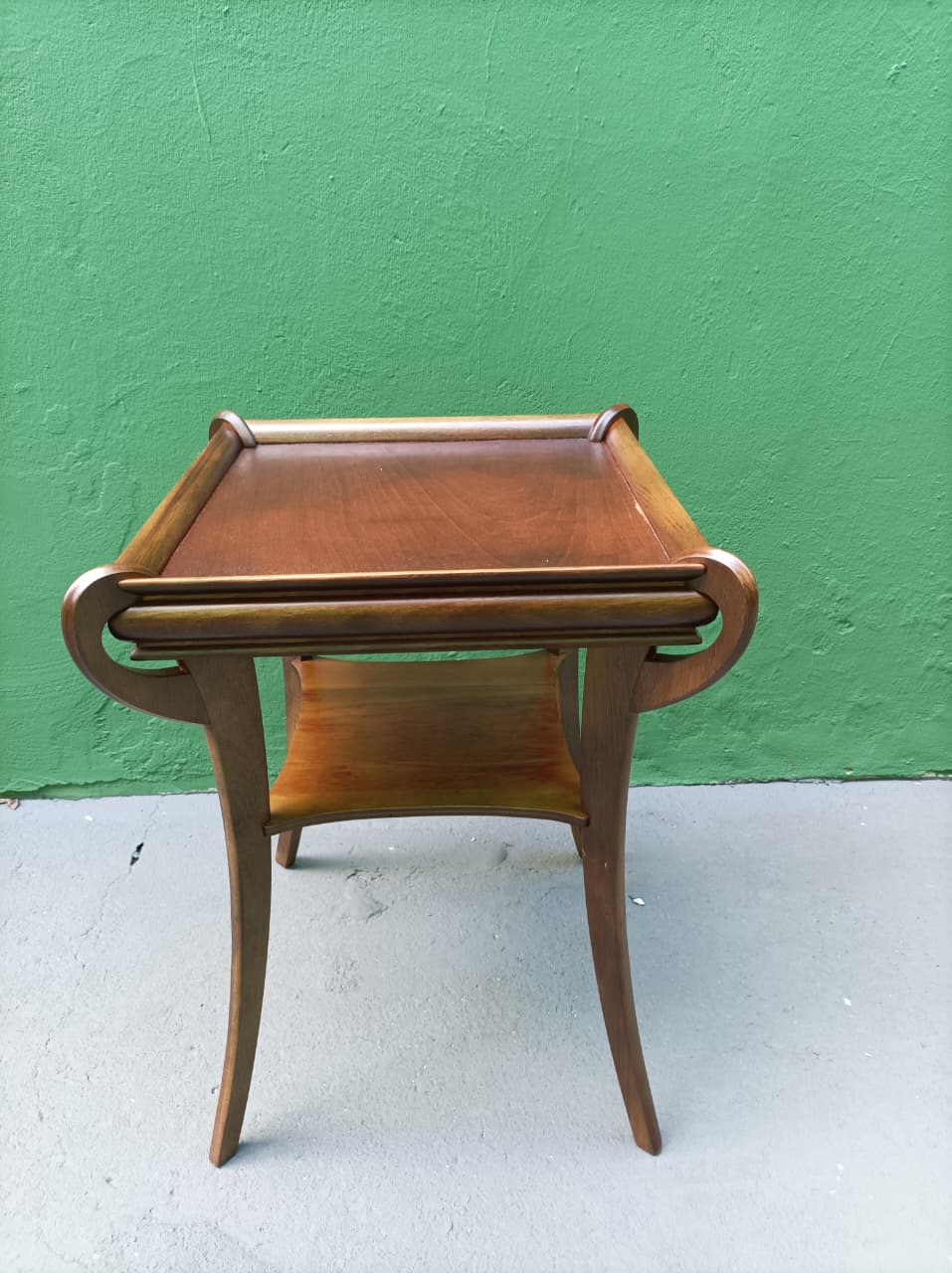 Mesa Lateral Vintage em Madeira com Tampo Quadrado e Detalhes Curvos