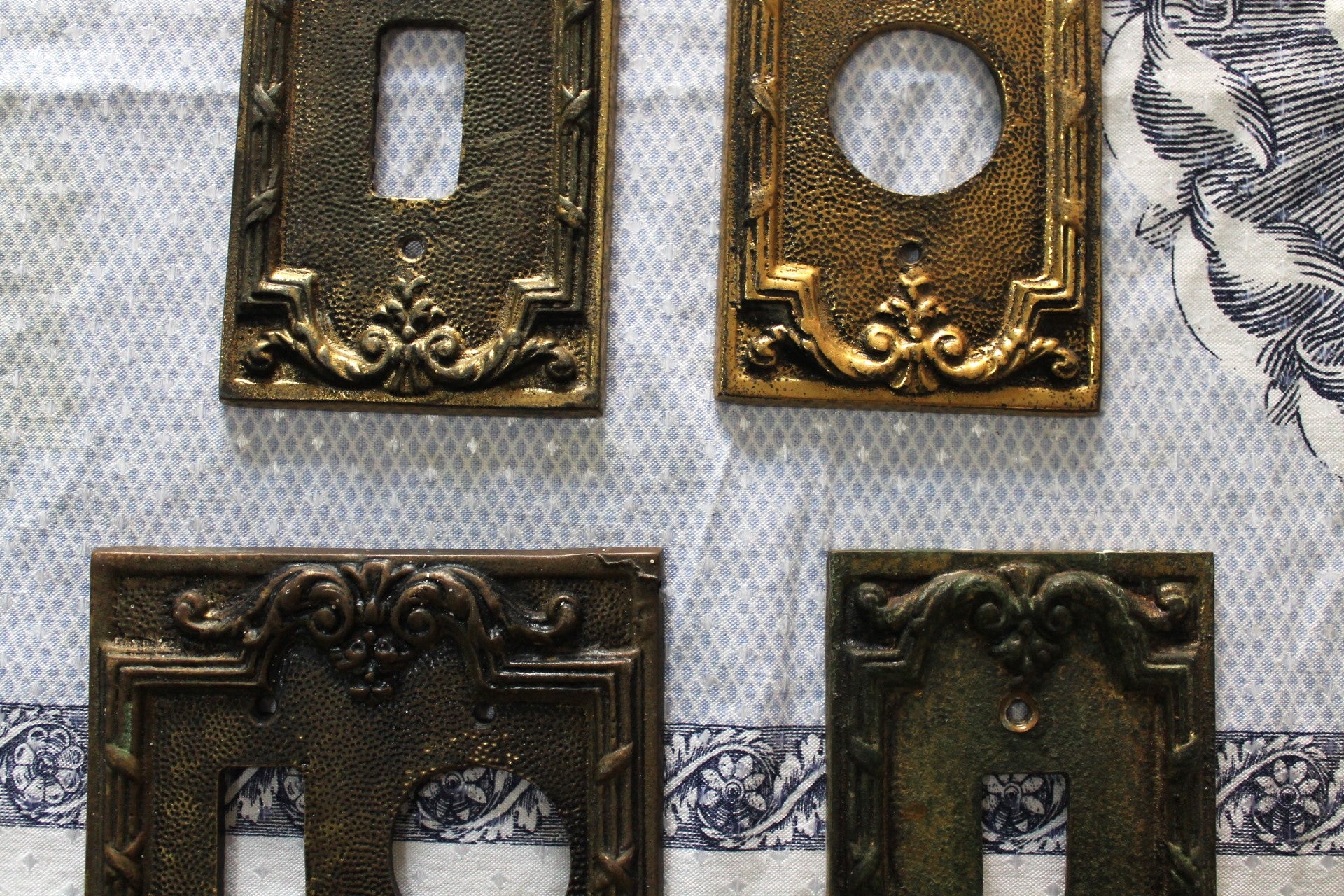 LOTE - Espelhos de tomada e interruptor vintage – decorativos e ornamentados