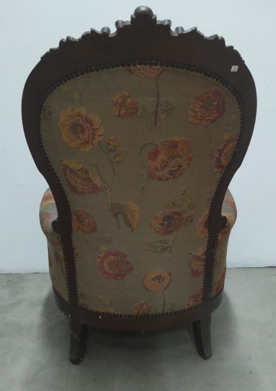 Poltrona em madeira nobre estilo vitoriano com entalhe manual de tema floral.